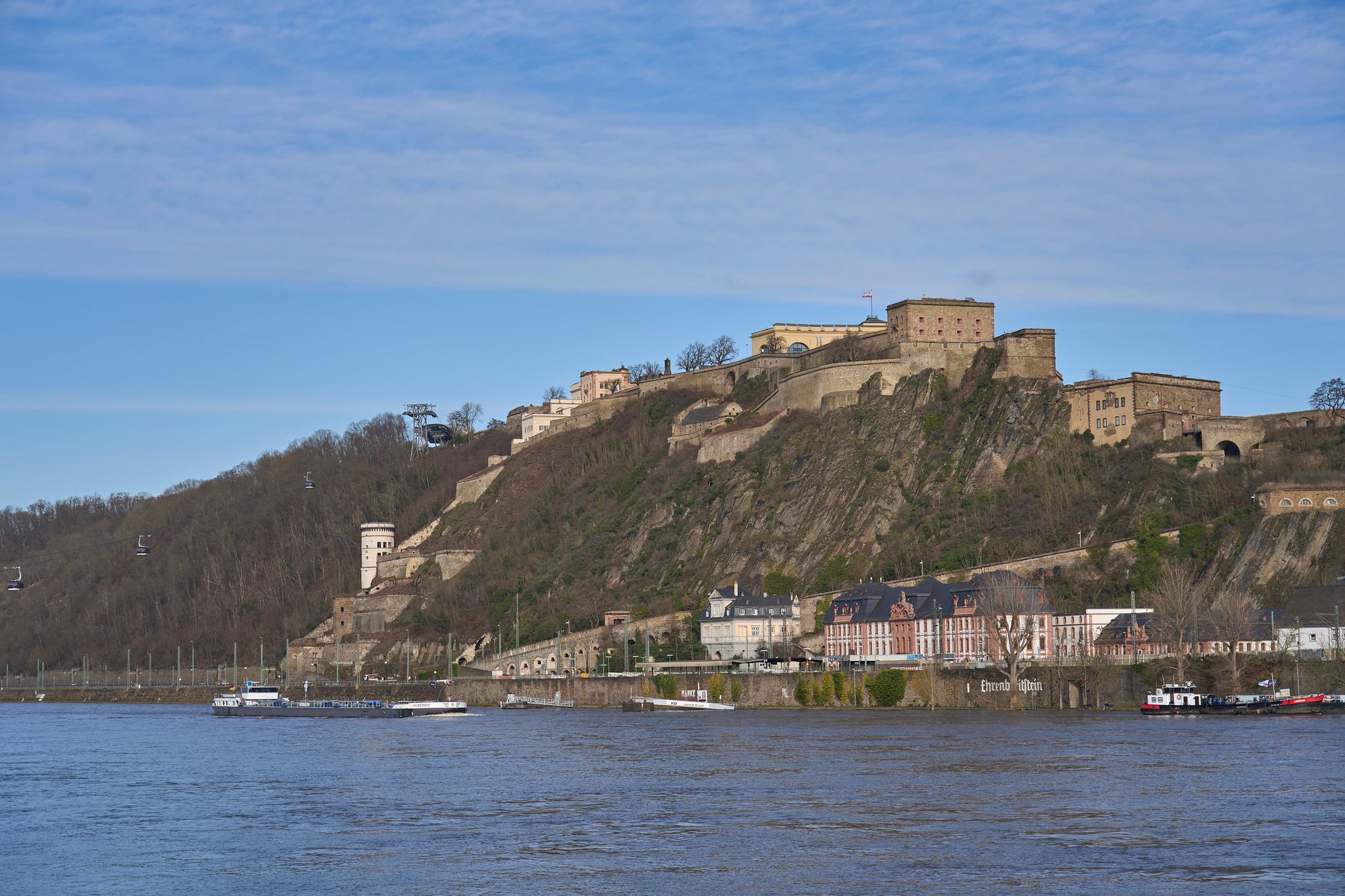 Unterhalb der über dem Rhein thronenden Festung Ehrenbreitstein in Koblenz wurde die damals 24-jährige US-amerikanische Touristin getötet. (Archivfoto)