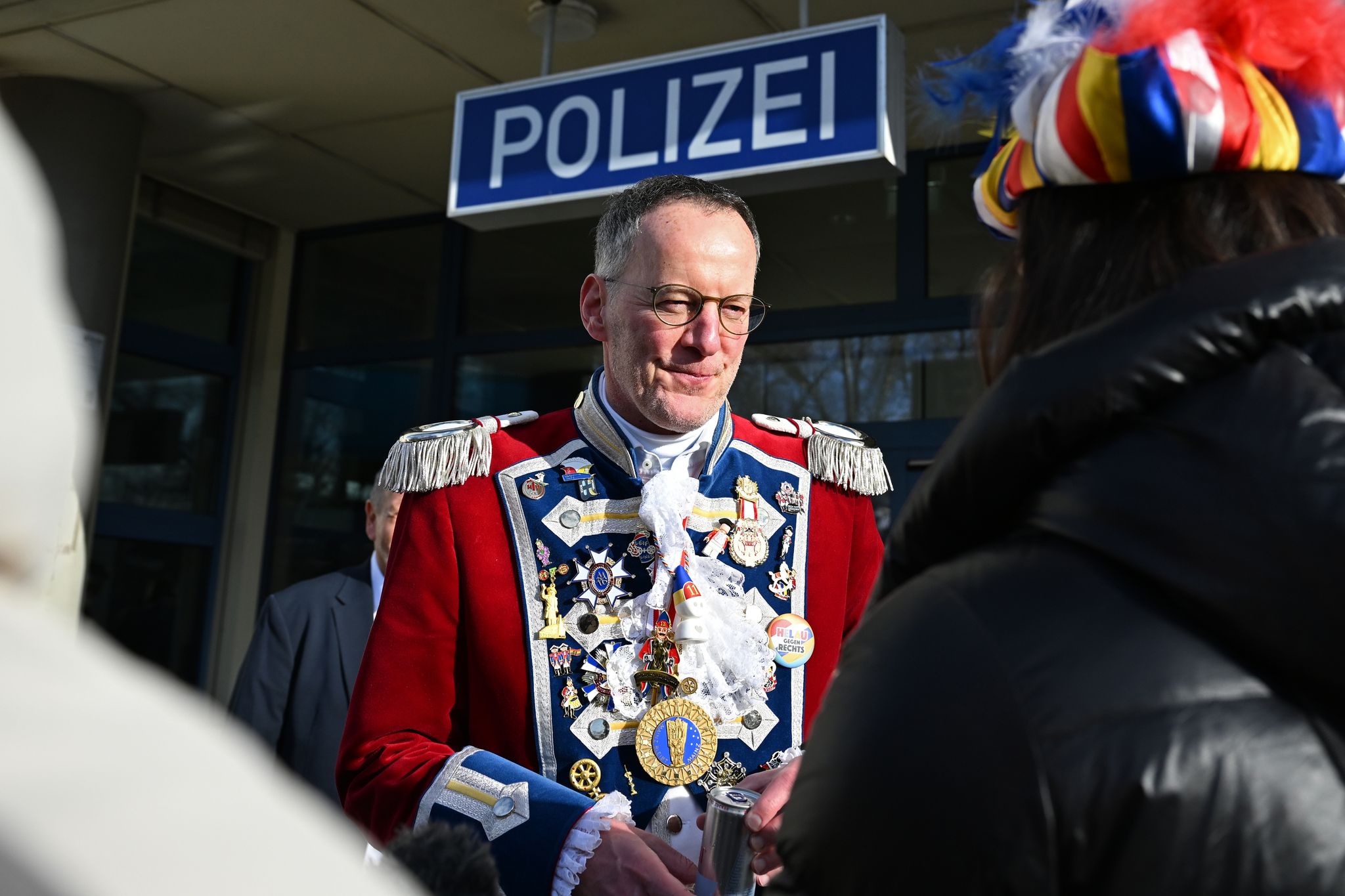 Innenminister Ebling kam in Gardeuniform vor dem Zug in die Leitstelle im Mainzer Polizeipräsidium. 