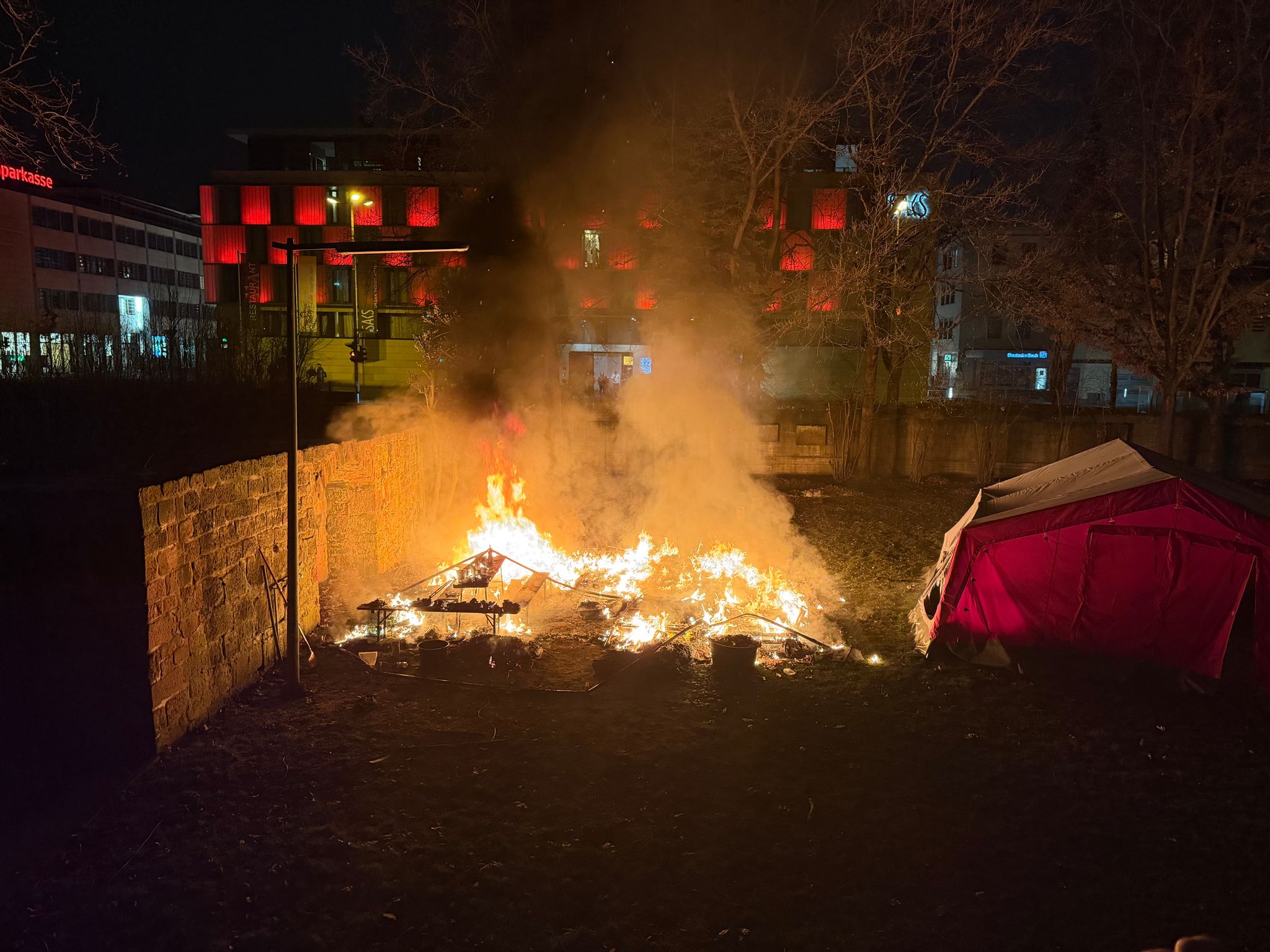 Die Kälteiglus und ein Schutzzelt brannten lichterloh. 