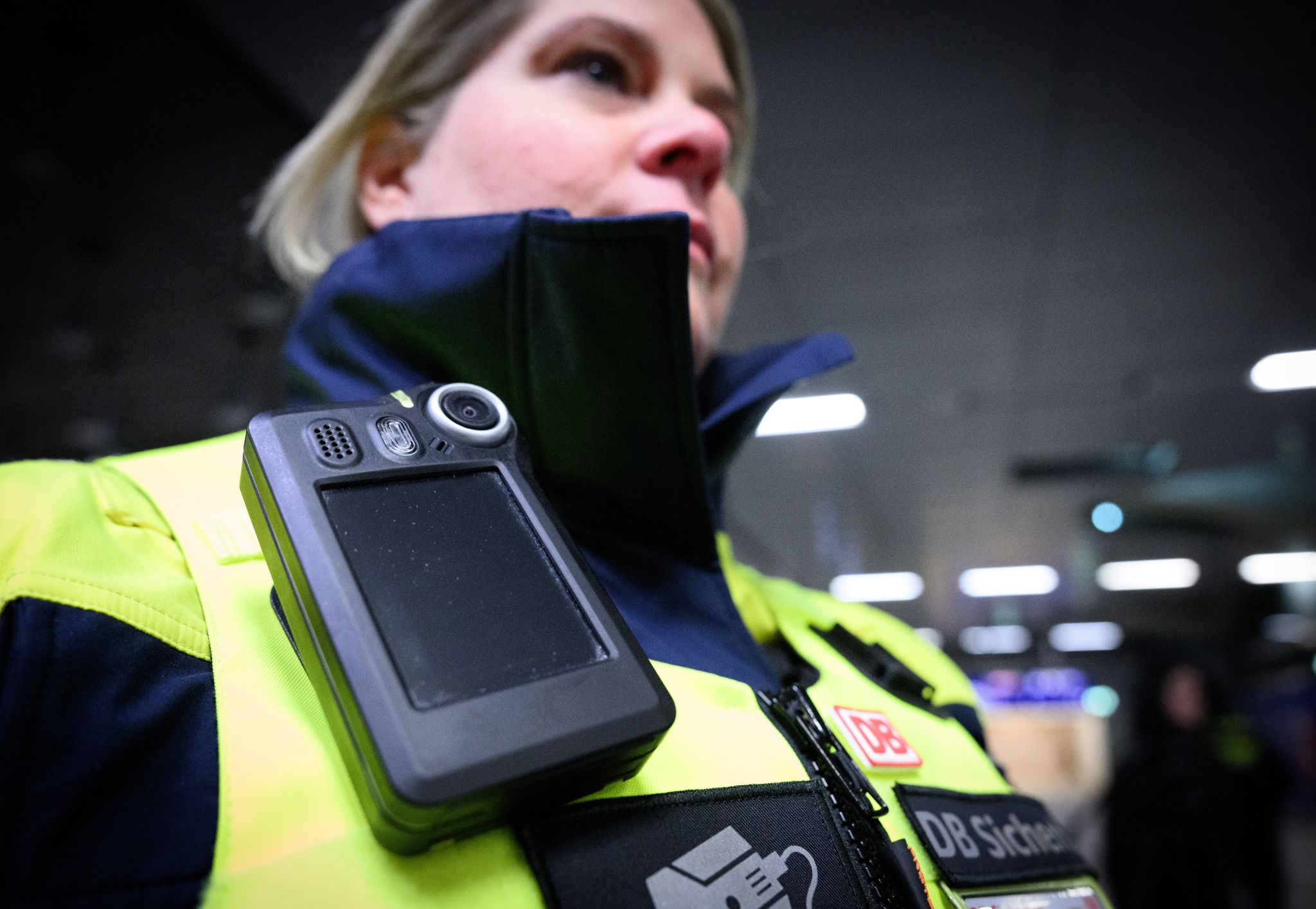 Alle Mitarbeiter mit Kundenkontakt sollen auch im Fernverkehr und an den Bahnhöfen auf freiwilliger Basis mit Bodycams ausgestattet werden. (Archivbild)