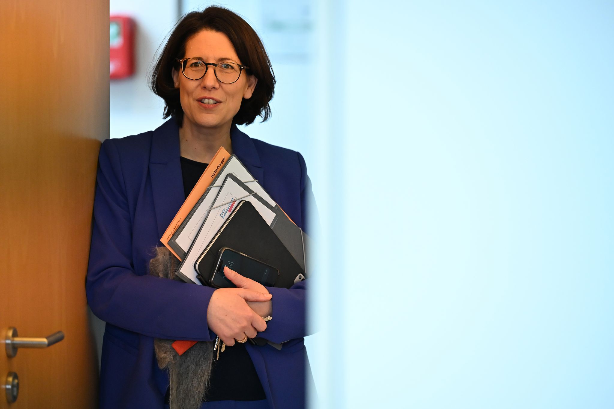 FDP-Spitzenkandidatin und Wirtschaftsministerin Daniela Schmitt nutzt ihr Büro-Appartement für ungestörte Telefonate. 