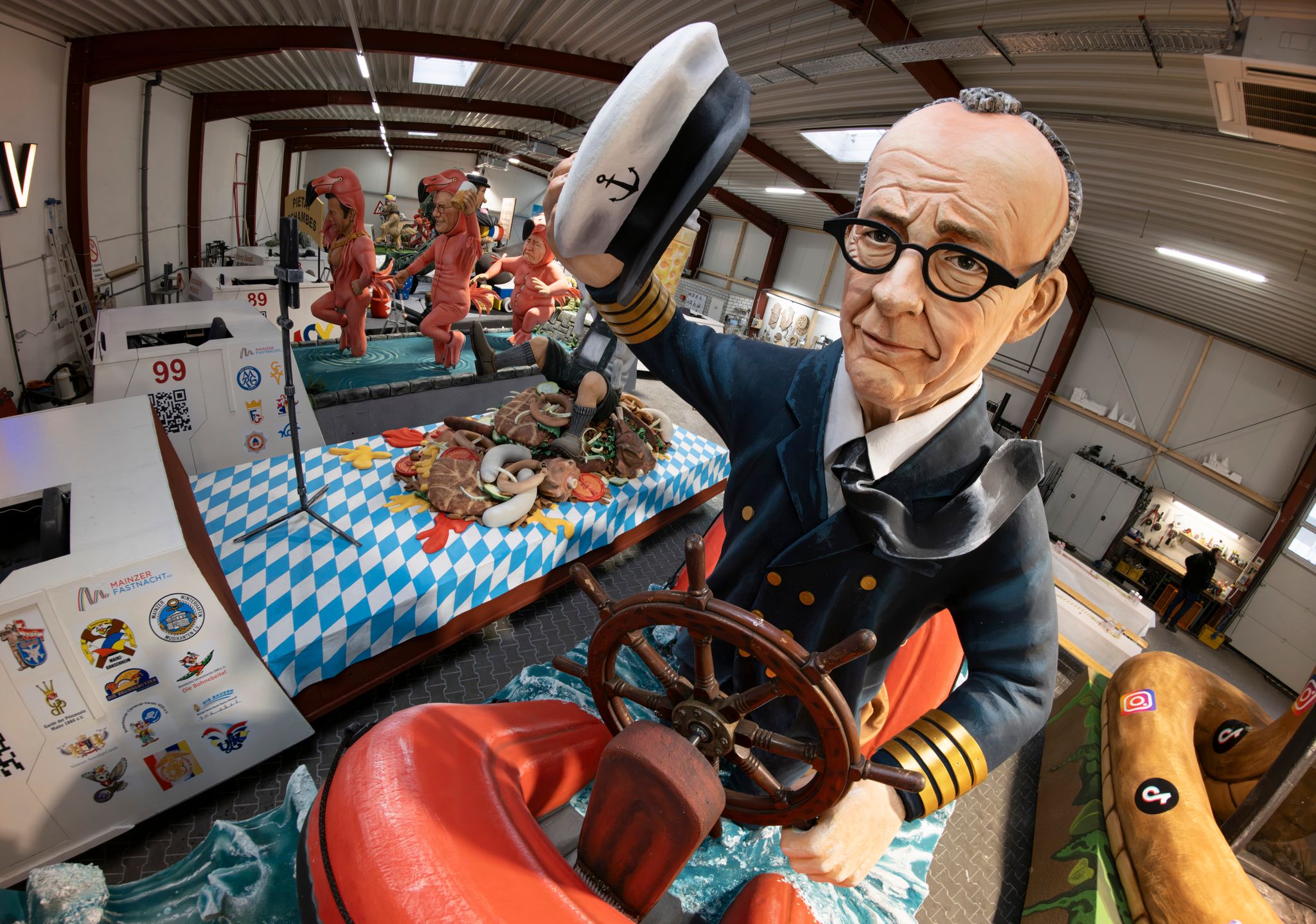 Bundeskanzler Friedrich Merz (CDU) wird auf einem der Mainzer Motivwagen närrisch auf die Schippe genommen.