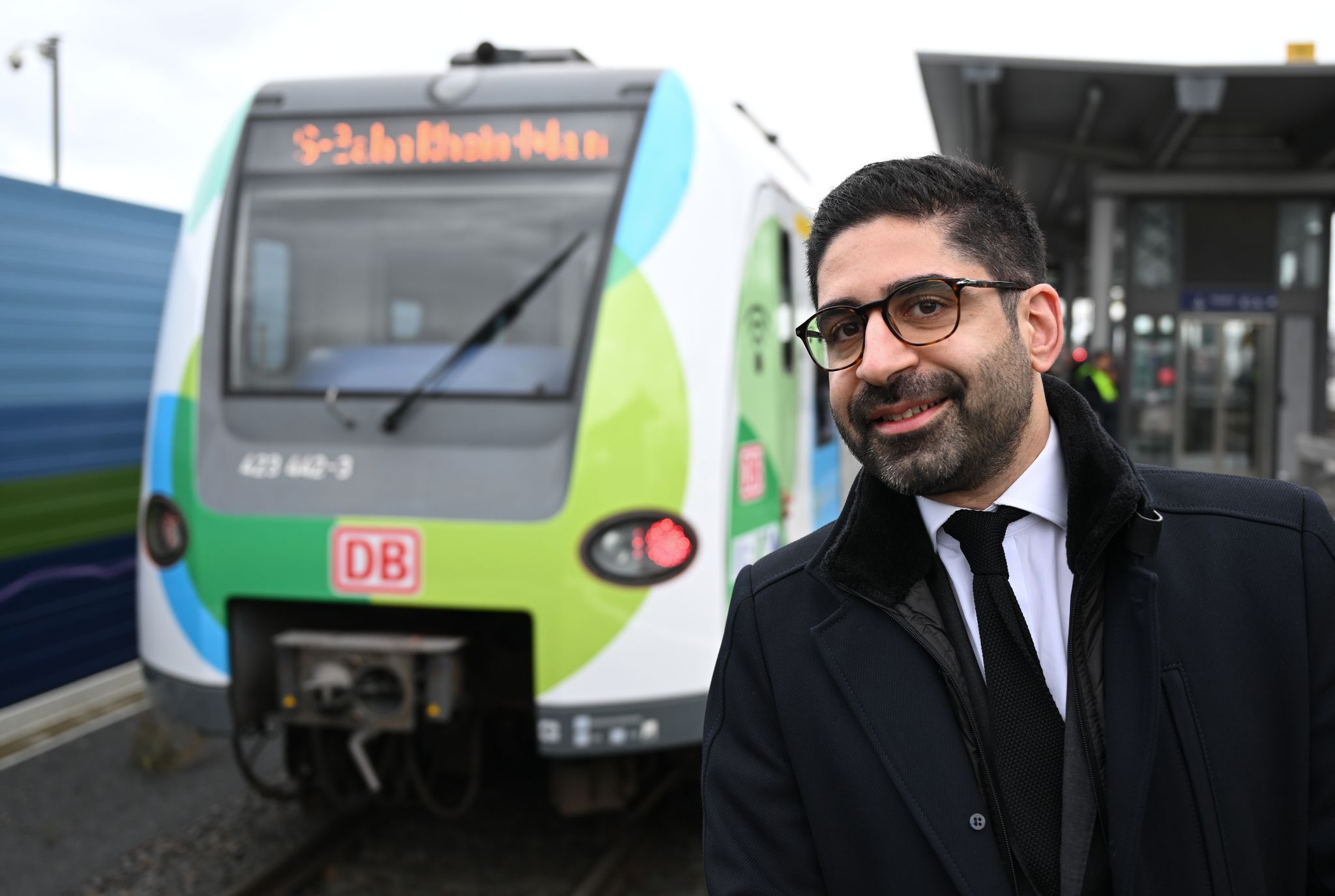 Hessens Verkehrsminister Kaweh Mansoori (SPD) findet deutliche Worte nach dem tödlichen Angriff auf einen Bahnmitarbeiter im Nachbarland Rheinland-Pfalz. (Archivbild)
