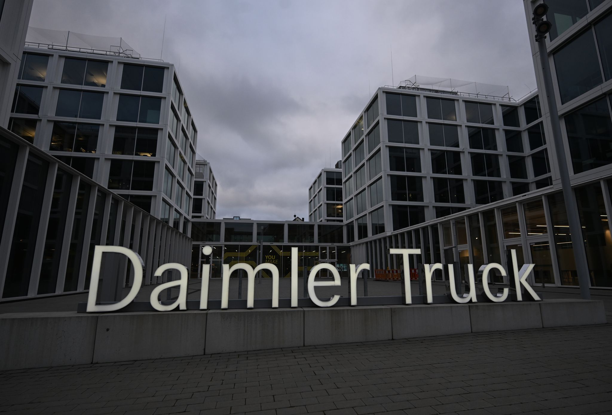 Auch der Nutzfahrzeughersteller Daimler Truck, der ein großes Werk in Wörth hat, ist Teil des Netzwerks. (Archivbild)
