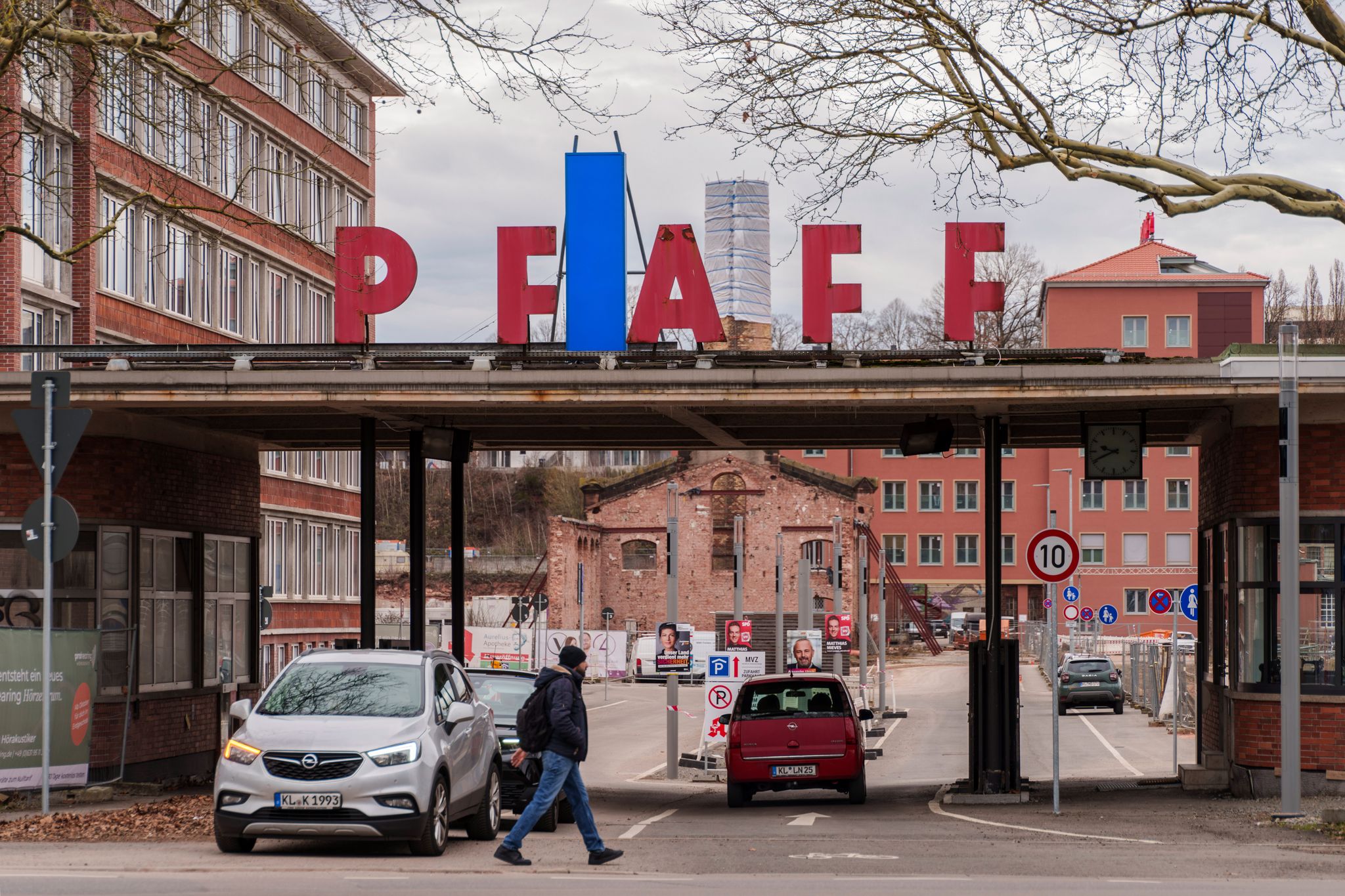 Kaiserslautern ist überregional bekannt unter anderem für Fußballzweitligist FCK, die US-Armee, den Nähmaschinenhersteller Pfaff und das Deutsche Forschungszentrum für Künstliche Intelligenz (DFKI). (Archivbild)