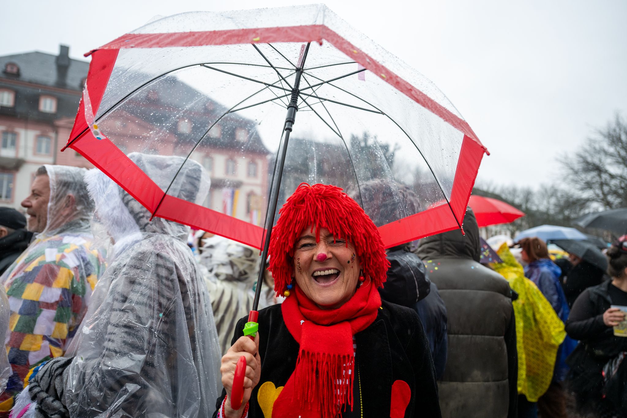 Schunkeln unter dem Schirm bei der Weiberfastnacht.