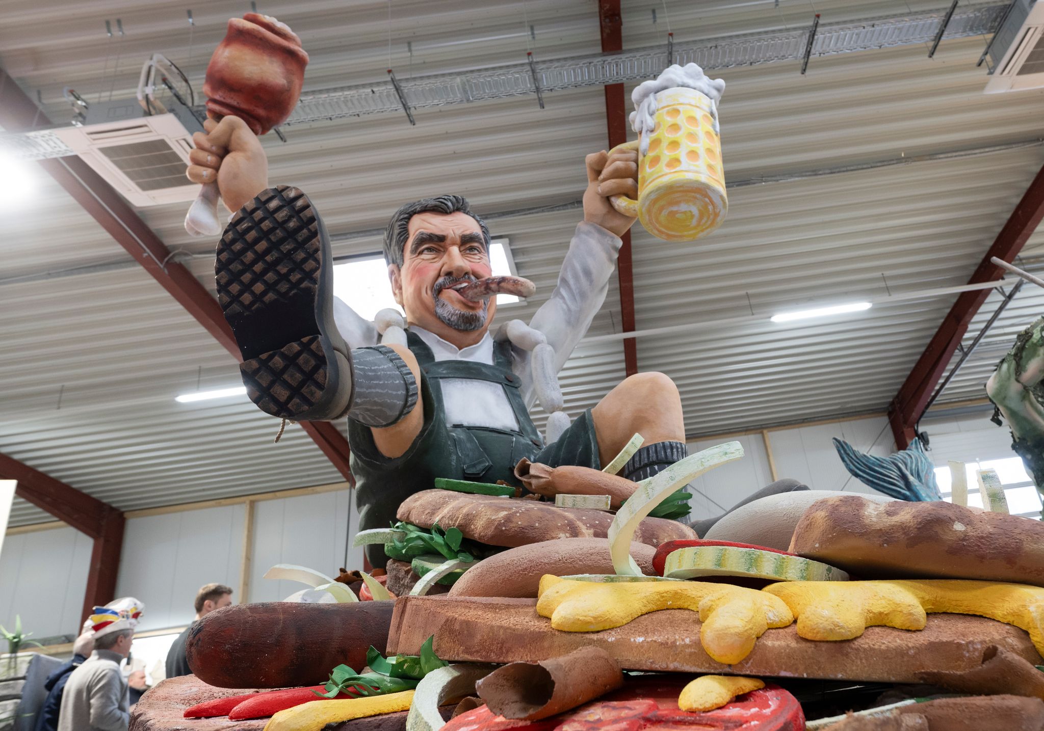 Die Essgewohnheiten des bayerischen Ministerpräsidenten Markus Söder (CSU) spießen die Mainzer Narren an Rosenmontag auf.