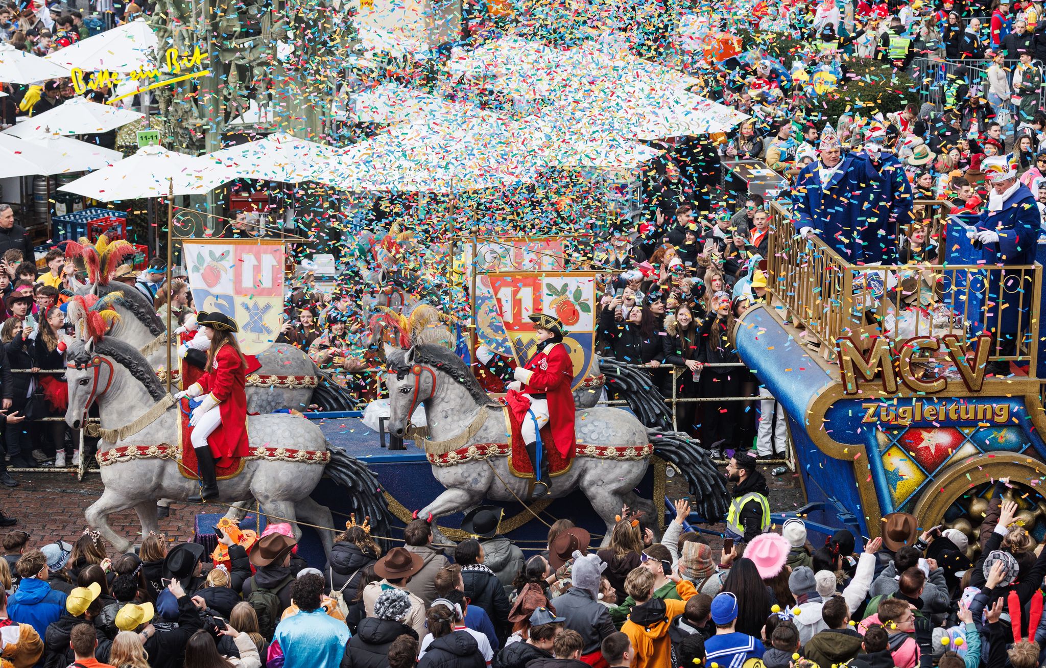Helau vor dem Fastnachtsbrunnen