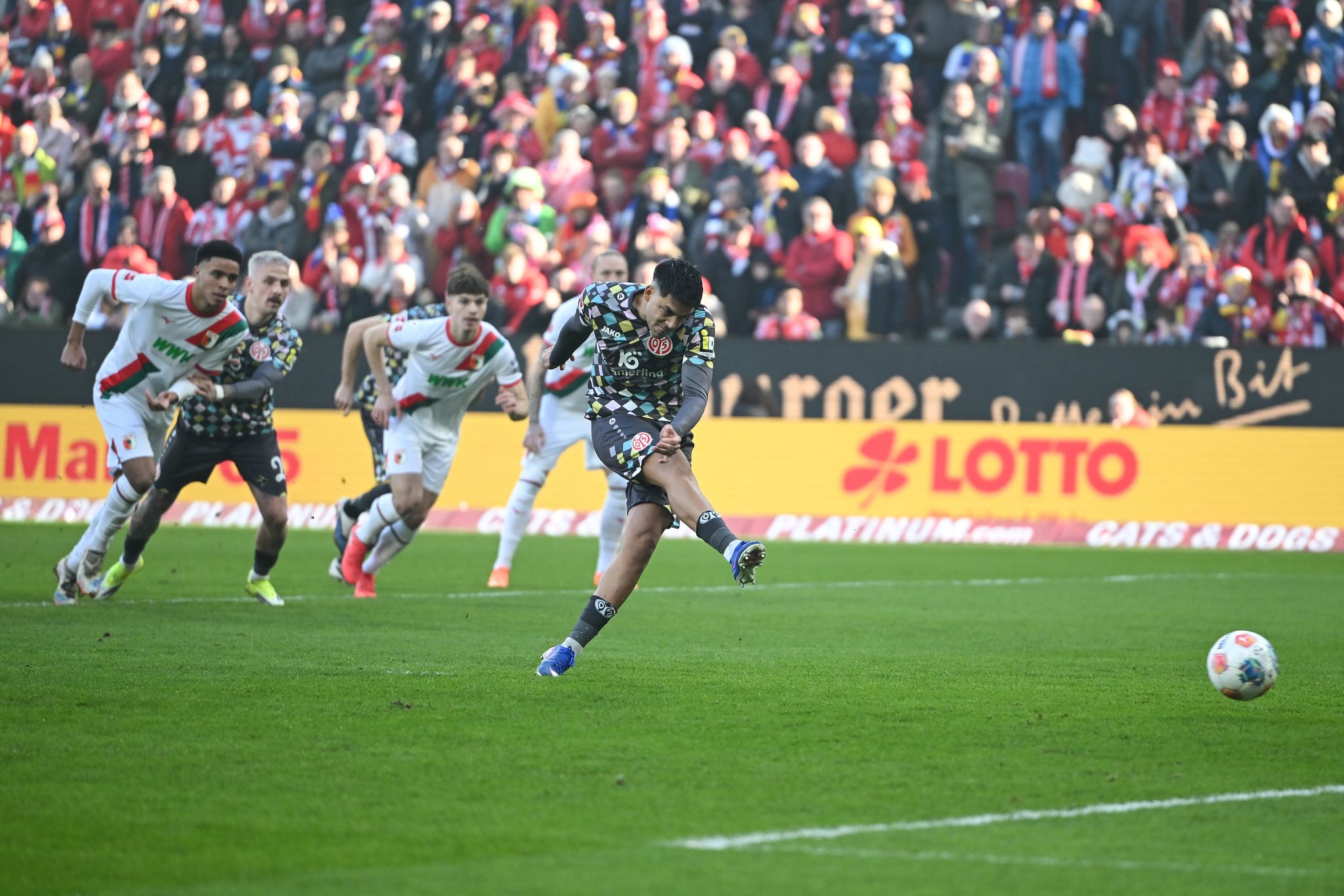 Nutzte den fragwürdigen Elfmeter zur frühen Mainzer Führung: Nadiem Amiri.
