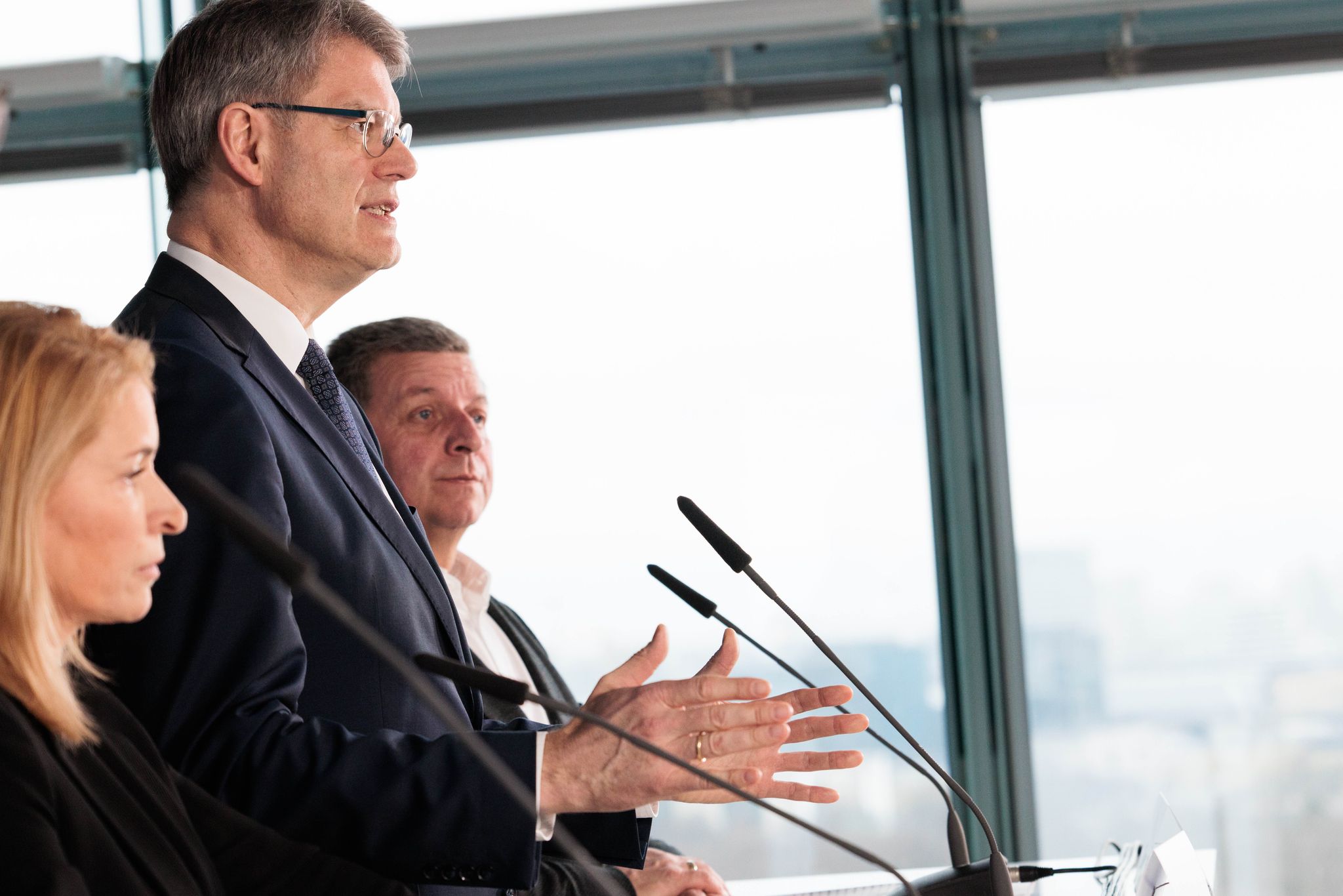 Bundesverkehrsminister Schnieder hat konkrete Maßnahmen für mehr Sicherheit von Bahnbeschäftigten angekündigt.