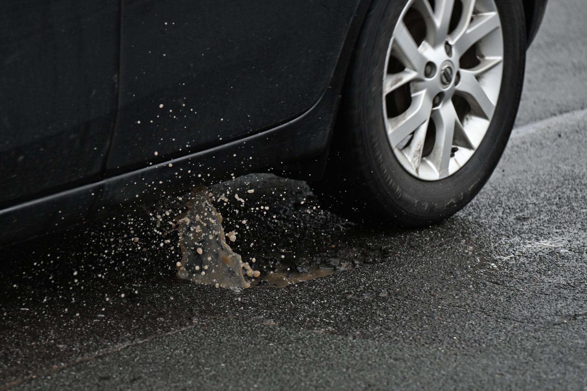 Die Behörden bessern Schlaglöcher aus, um Schäden an Autos vorzubeugen. (Symbolbild)