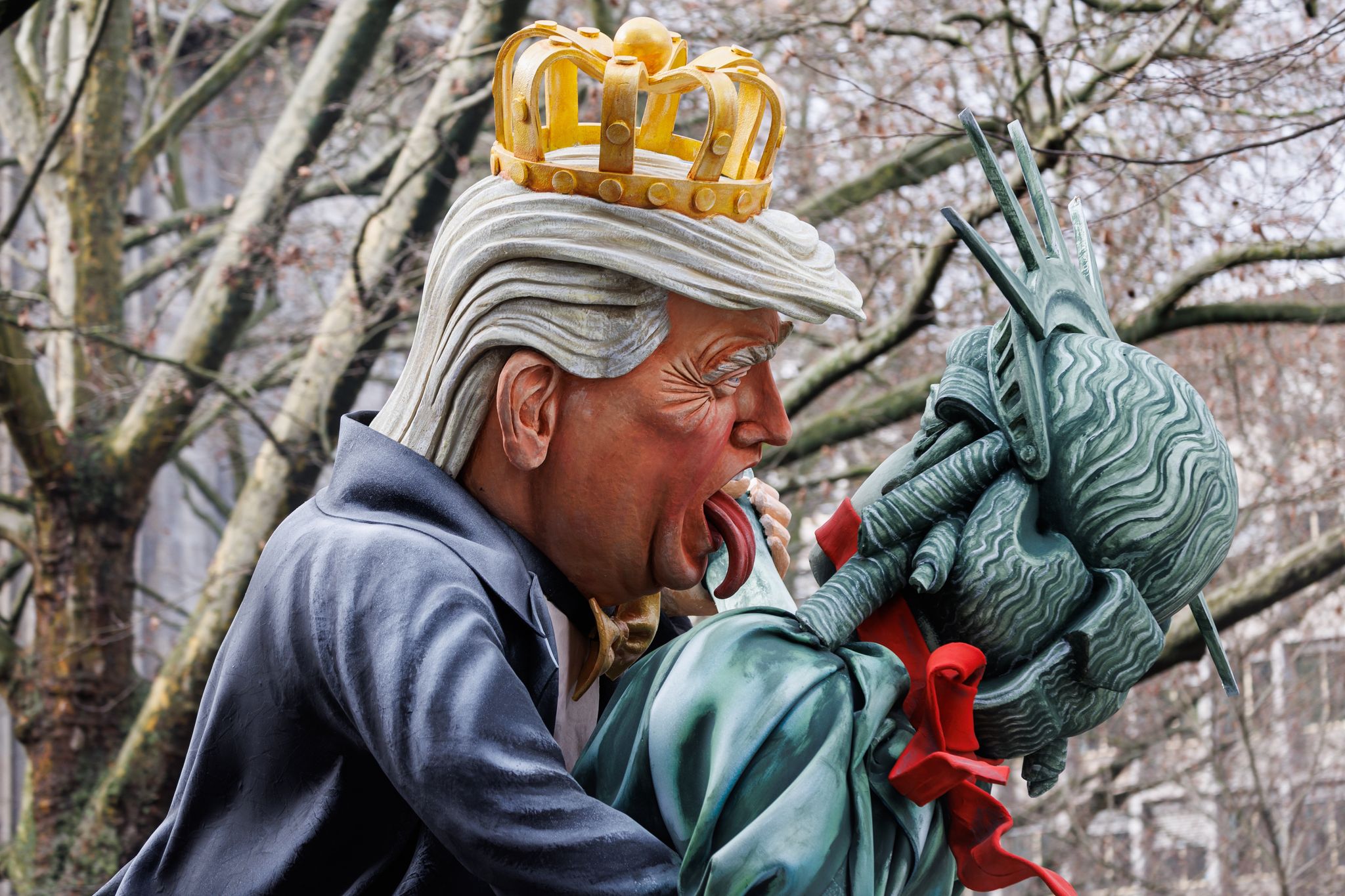Auf einem Motivwagen rückt der US-Präsident der Freiheitsstatue gefährlich nahe. 