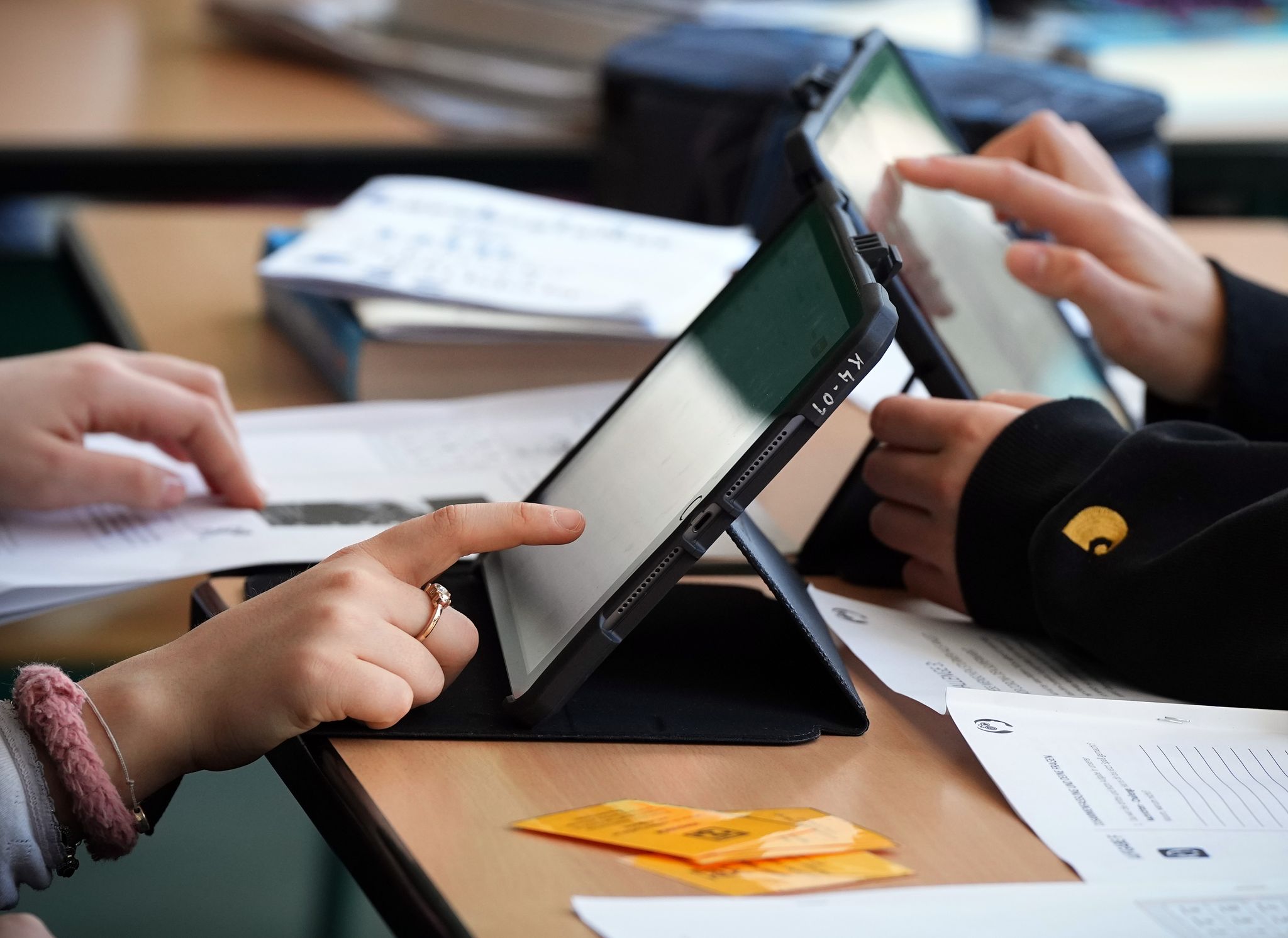 Für digitalen Unterricht in der Schule kommt es auf Hardware, Plattformen und der Wartung für funktionierende Systeme an. (Archivbild)
