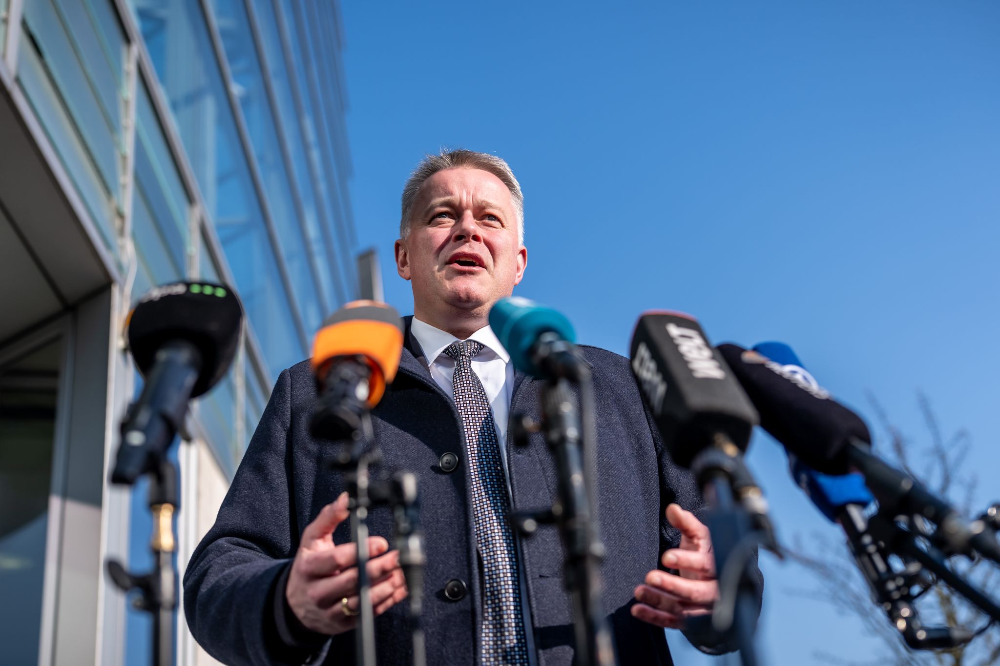 CDU-Spitzenkandidat Gordon Schnieder zollte Wahlverlierer Alexander Schweitzer (SPD) Respekt für seine Arbeit als Ministerpräsident von Rheinland-Pfalz.