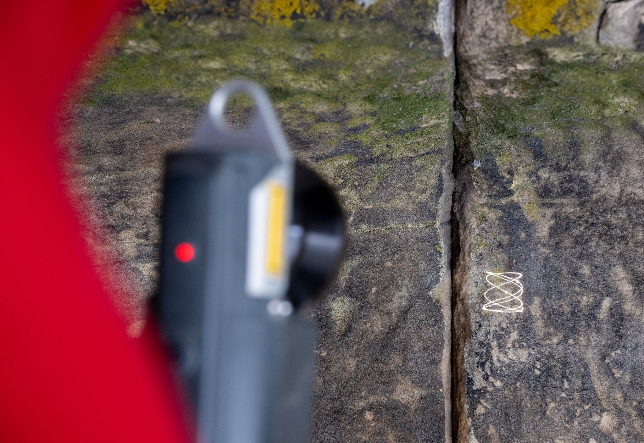 Mit dem Laserstrahl wird die Kruste schlagartig erwärmt: Ruß und Schmutz zerfallen in Dampf und Feinstaub 