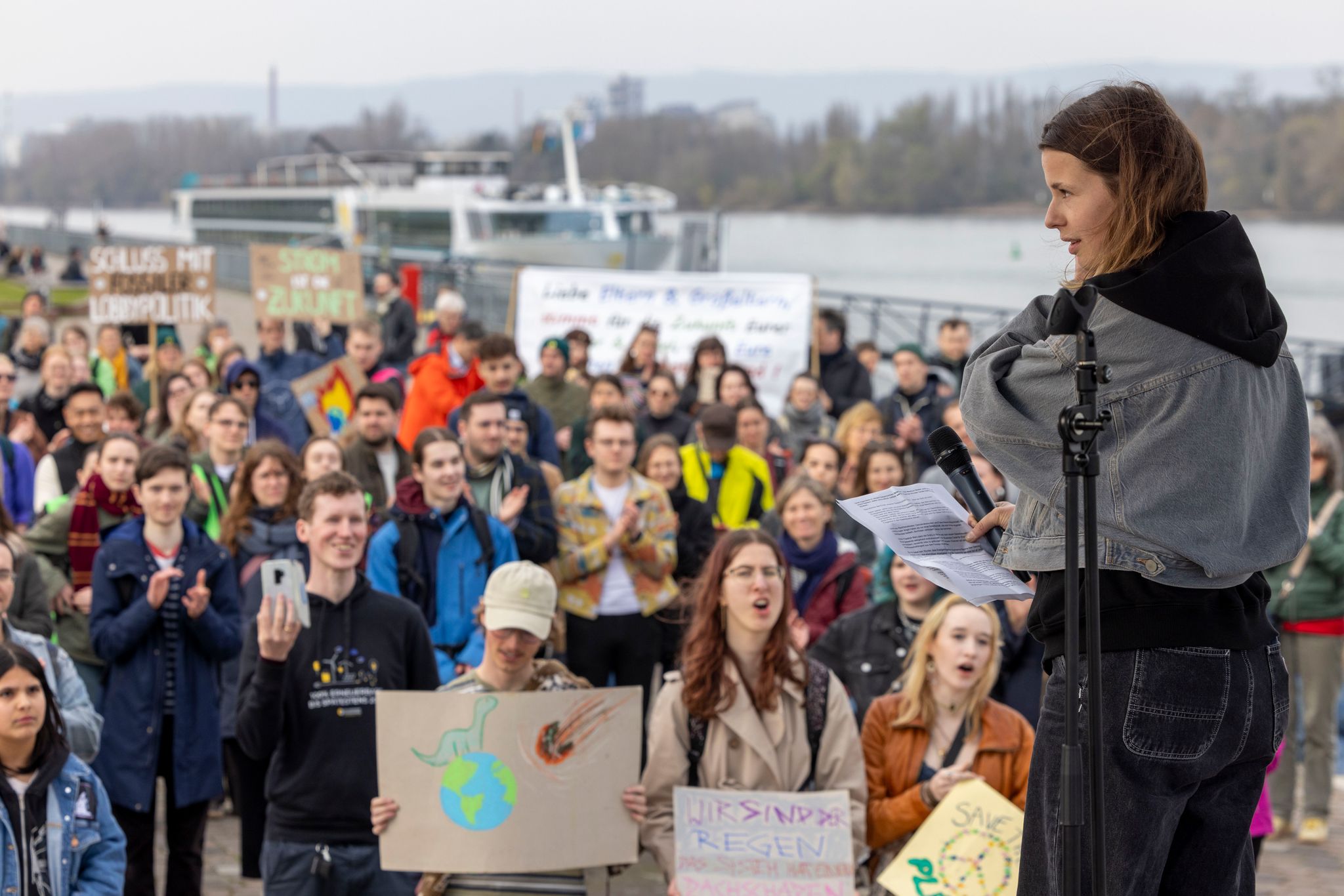 Nach der Kundgebung am Rheinufer zogen die Demonstrantinnen und Demonstranten durch die Mainzer Innenstadt.