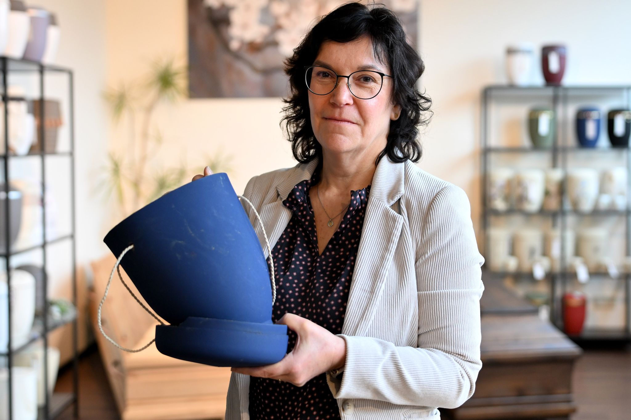 Die Bestatterin kritisiert, dass im Gesetz das Material Zellulose für die Urne vorgegeben ist (Archivbild)