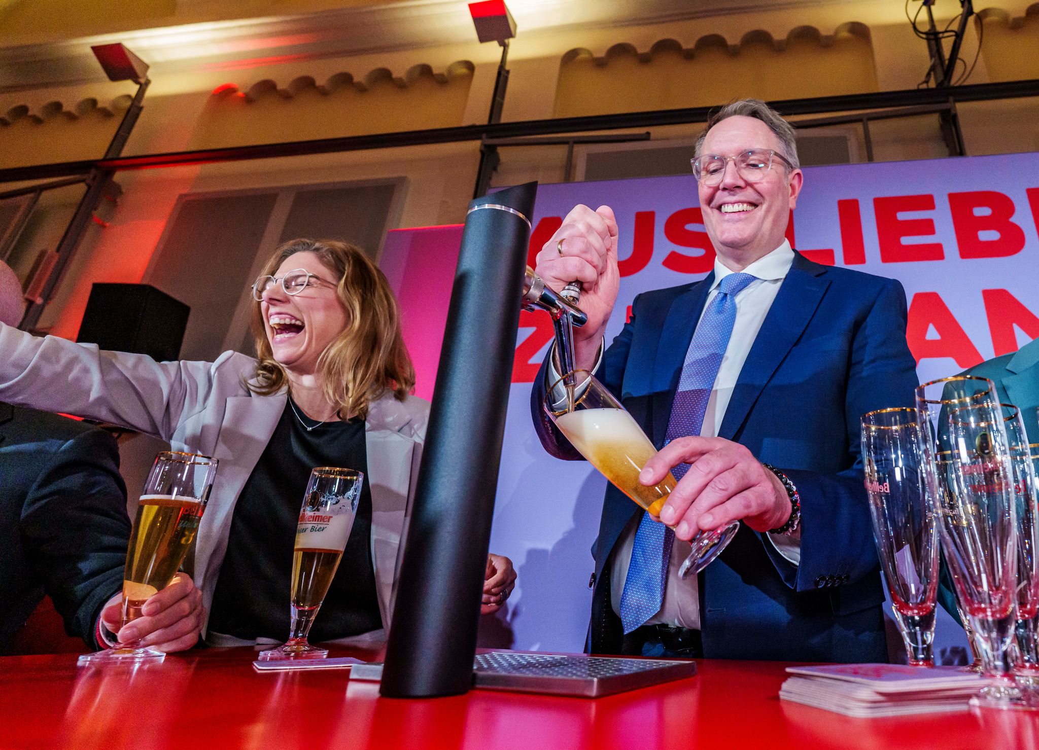 Beim SPD-Wahlkampfabschluss versuchten sich Schweitzer und SPD-Landeschefin Bätzing-Lichtenthäler am Zapfhahn. 