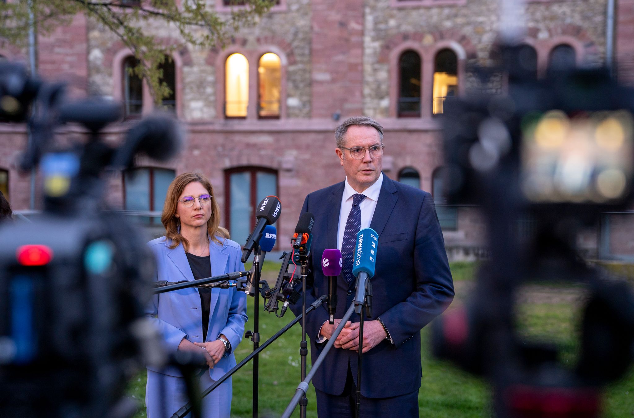 Bätzing-Lichtenthäler und Schweitzer äußerten sich vor der SPD-Geschäftsstelle. 