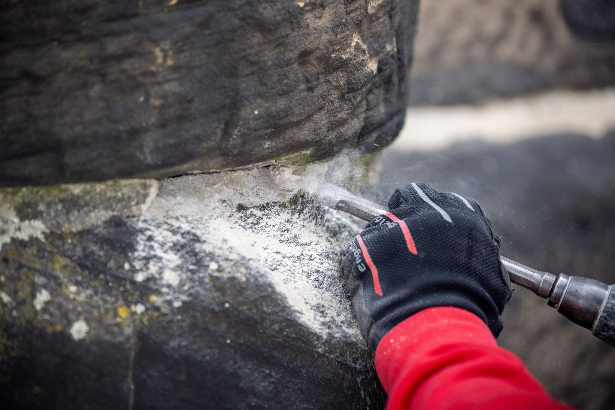 Bei den Arbeiten wird auch Mörtel aus den Fugen entfernt, der Anfang der 1970er Jahre angebracht wurde