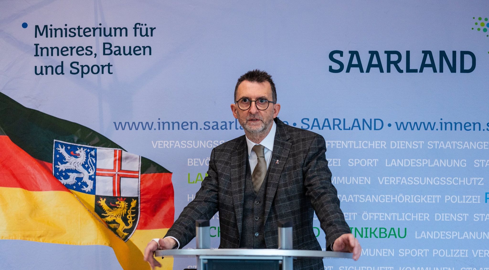 Der saarländische Bauminister Reinhold Jost (SPD) will die Landesgebäude durch Solaranlagen widerstandsfähiger und nachhaltiger machen. (Archivbild)