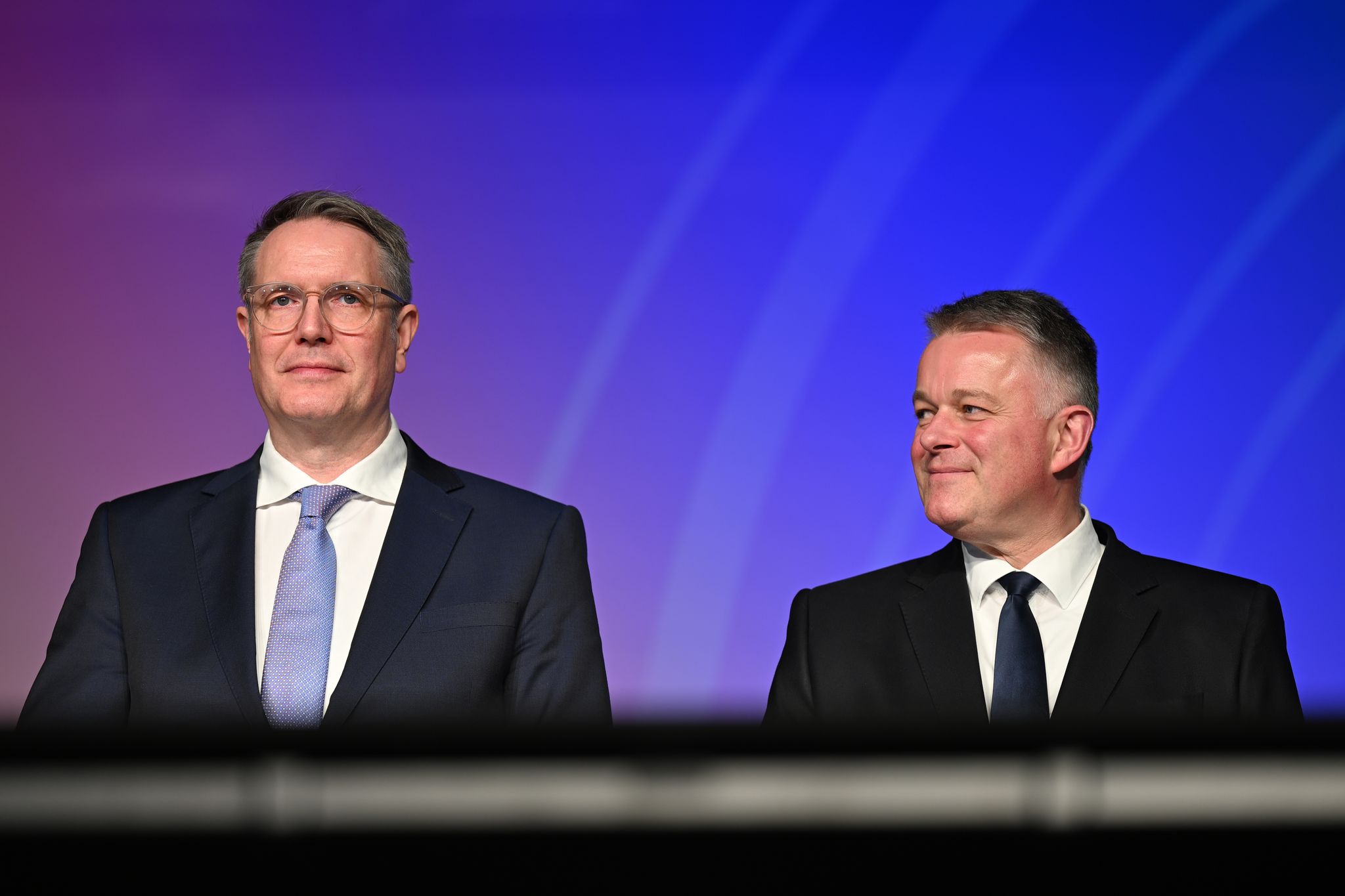 Wer wird der nächste Ministerpräsident? Amtsinhaber Alexander Schweitzer (SPD l.) oder sein CDU-Herausforderer Gordon Schnieder (r.)? (Archivbild)