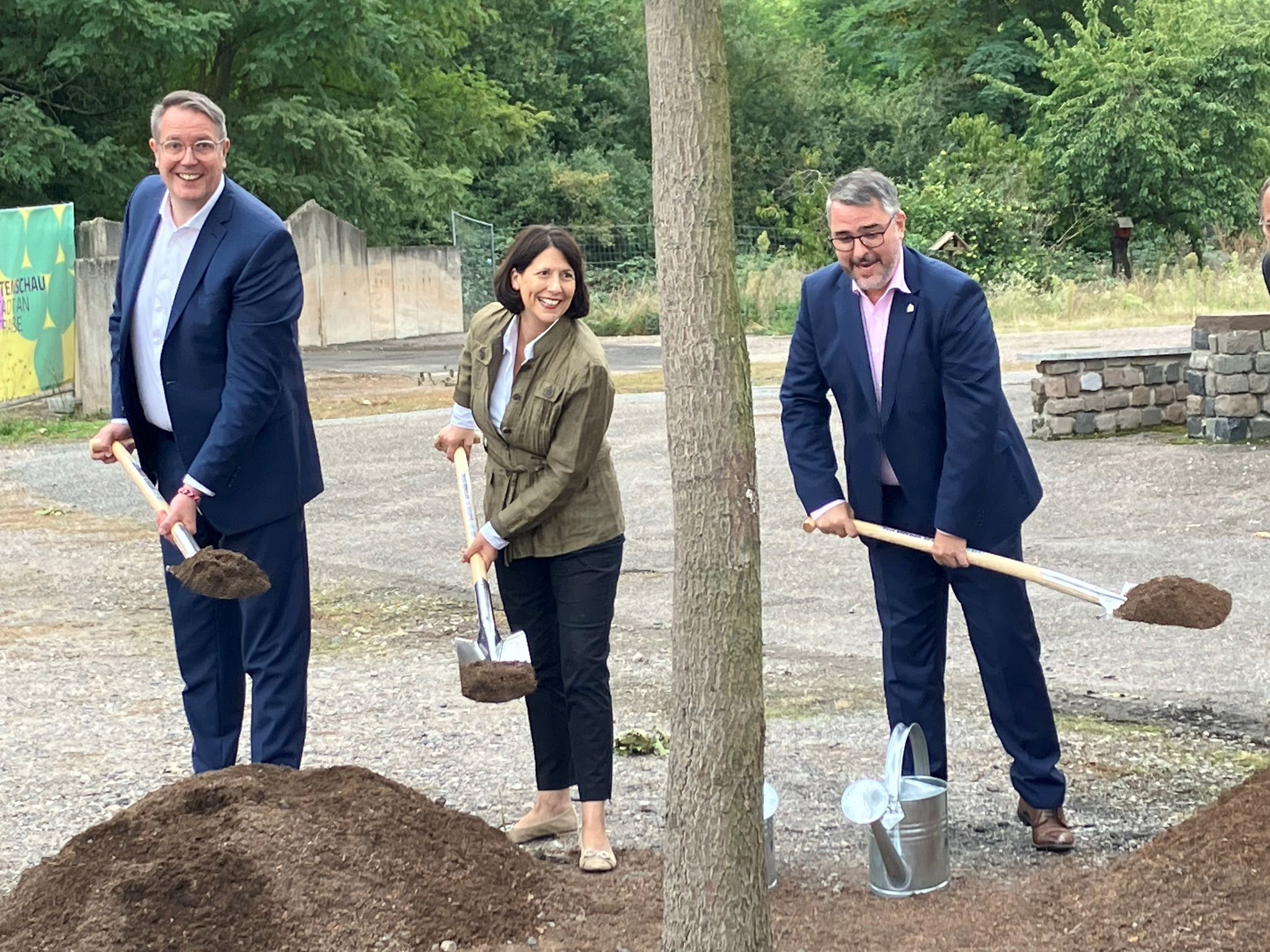 Alexander Schweitzer (SPD, l-r), Daniela Schmitt (FDP) und Marc Weigel (FWG), Oberbürgermeister von Neustadt/Weinstadt, pflanzten zum Baustart zur Landesgartenschau symbolisch einen Baum. Wegen höherer Baukosten gab es zusätzliches Geld vom Land. (Archivbild)