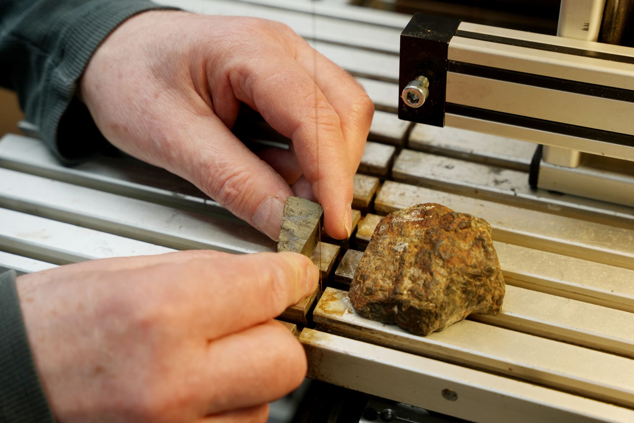 Ob es sich bei gefundenen Steinen um Meteoriten handelt, kann Stephan Decker prüfen. 