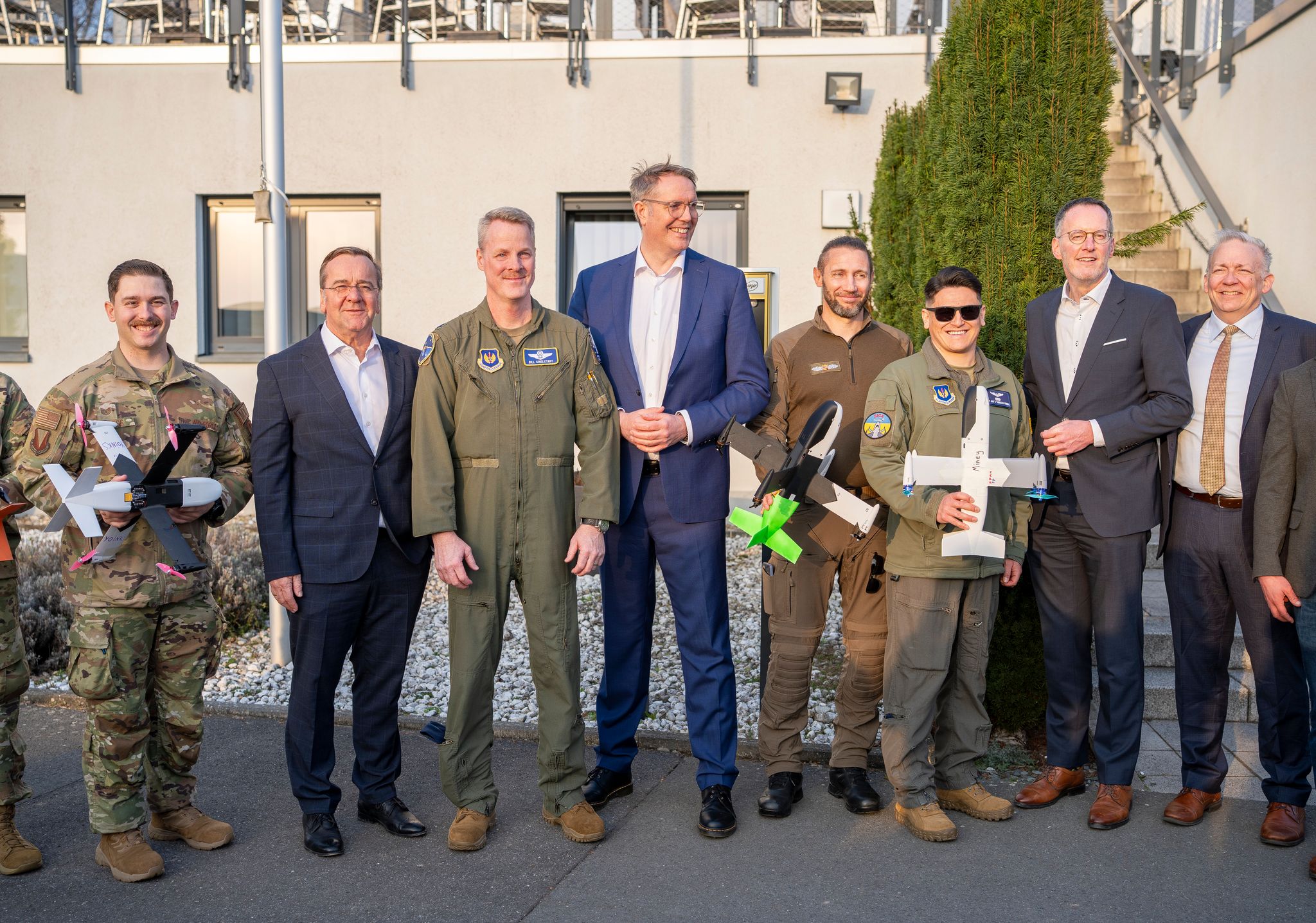 Auch Soldaten der US Air Force zeigten Pistorius, Schweitzer und Ebling ihre Technik. 