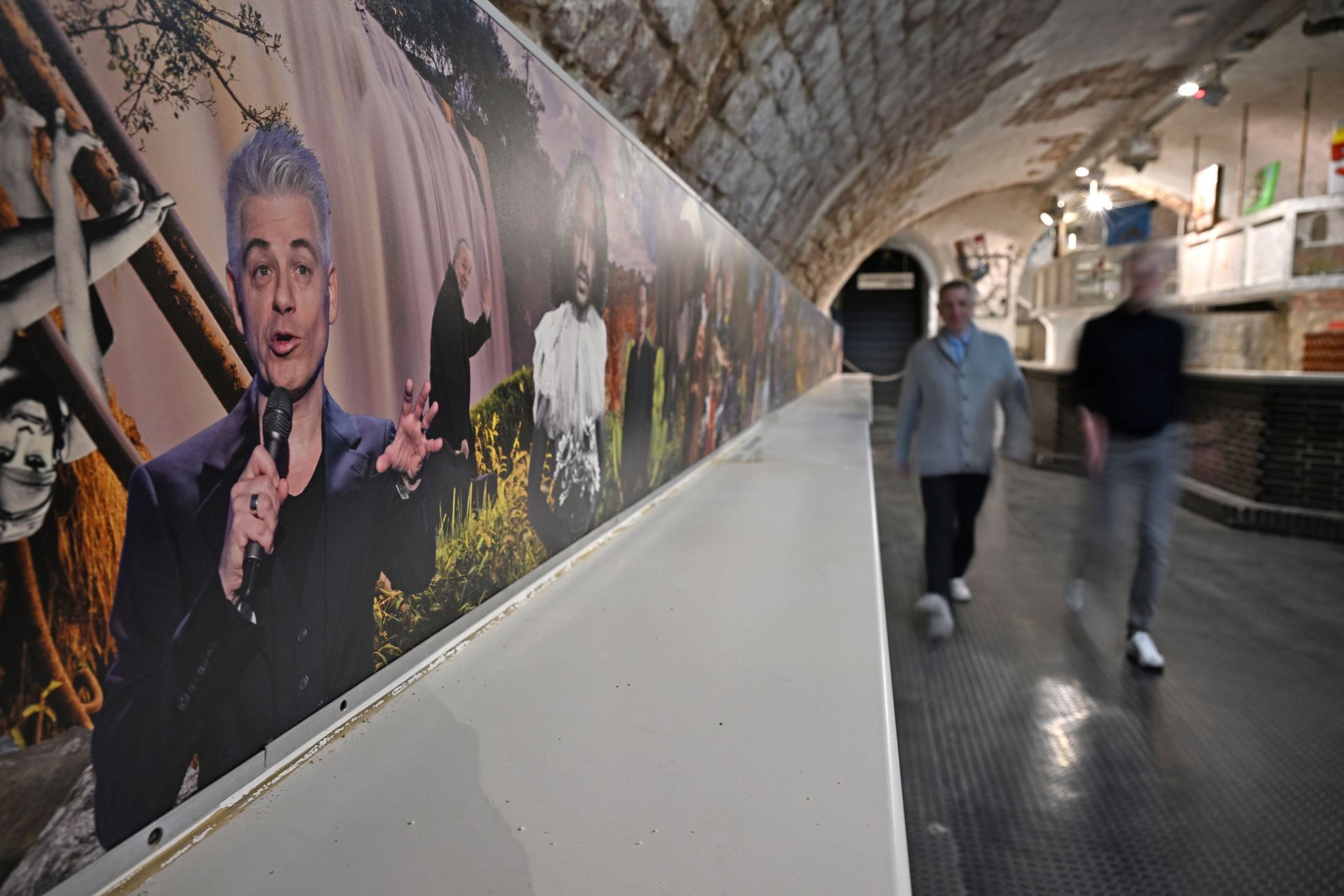 Rechts Bar, links eine Grafik mit Künstlern, die schon hier waren. 