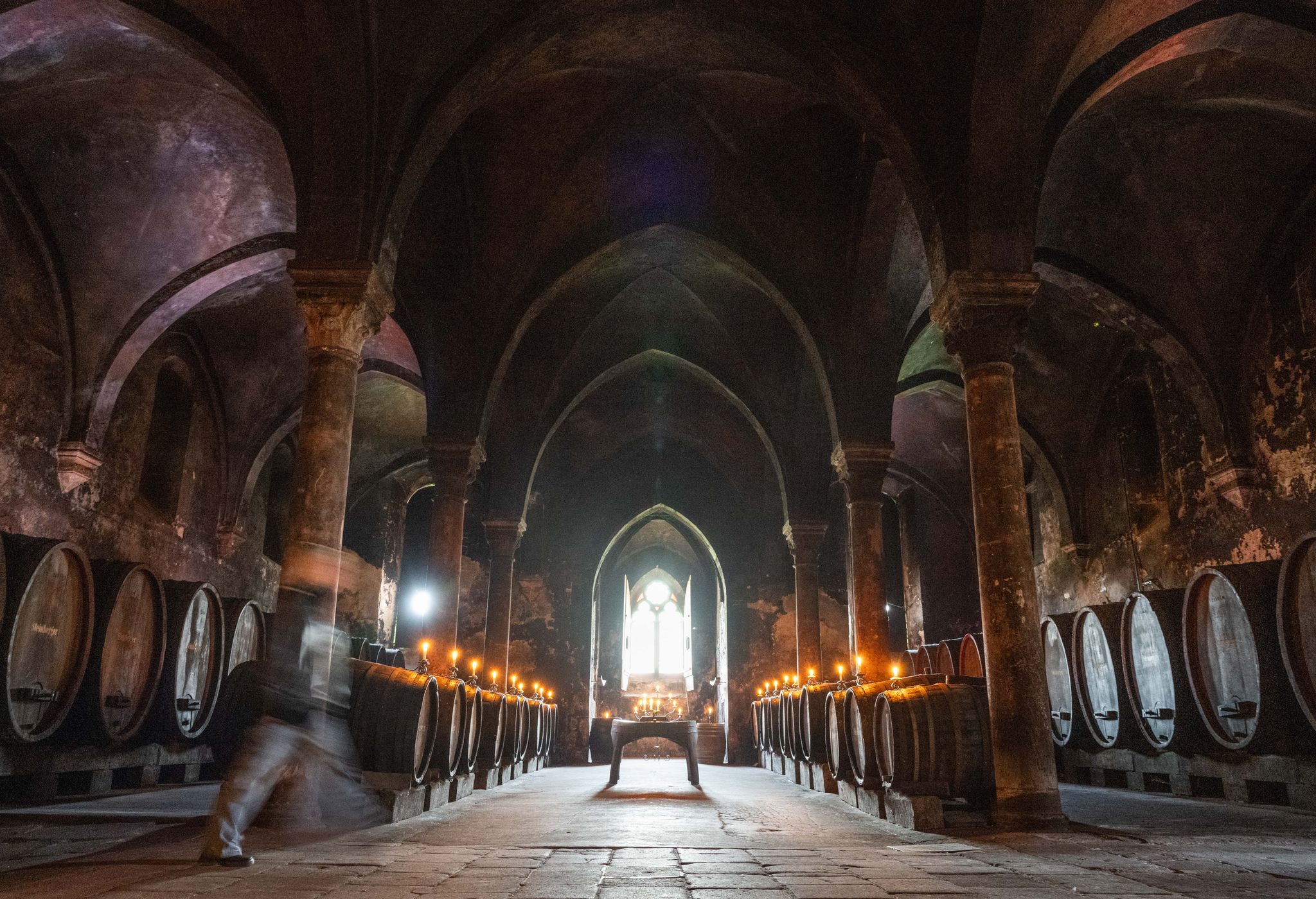 Beliebtes Ausflugsziel: das fast 900 Jahre alte Kloster Eberbach, Hessens Staatsweingut, im Rheingau mit uralten Weinfässern und Verkauf von eigenem Wein. (Archivbild)