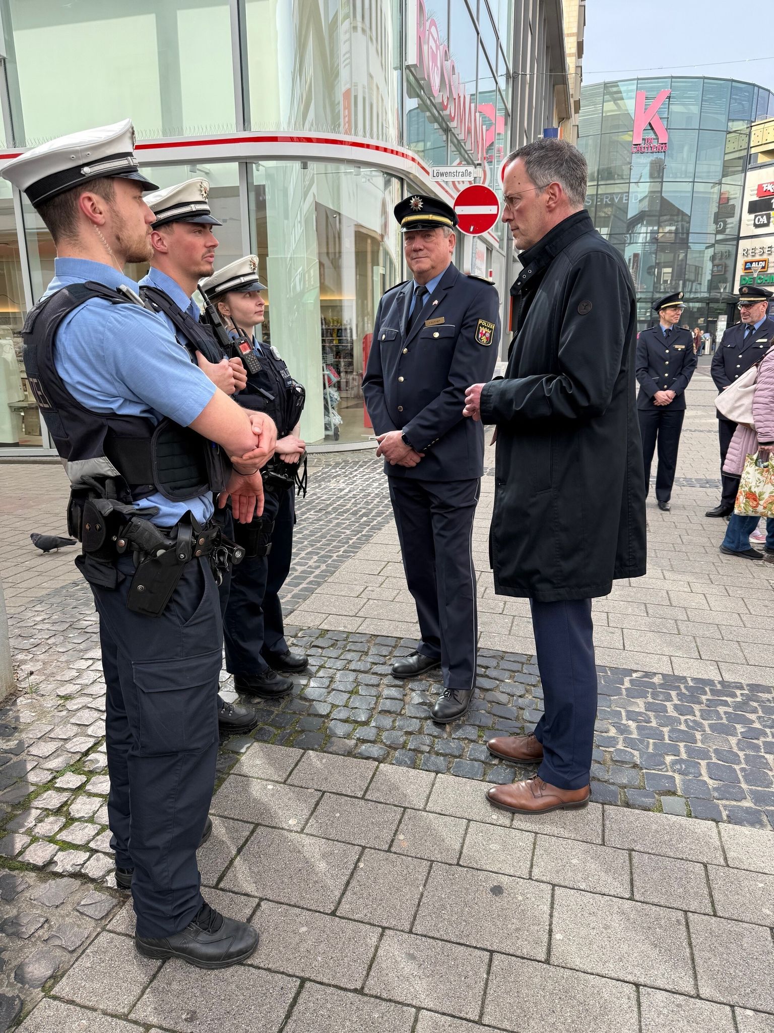 Innenminister Ebling (ganz rechts) machte sich gemeinsam mit Polizeipräsident Kästner ein Bild von der Lage. 