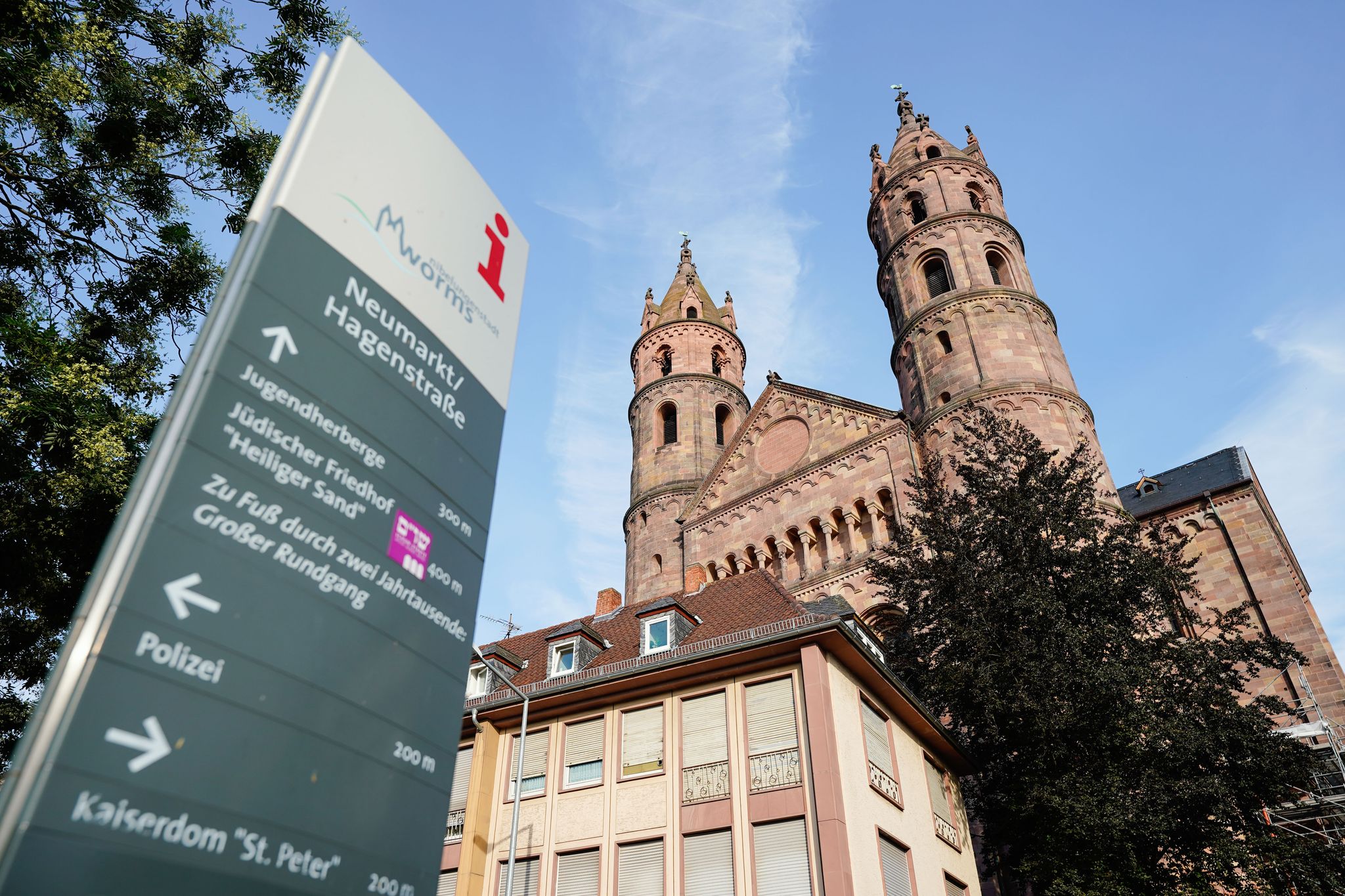 Der Kaiserdom Worms ist auch als Kulisse der Nibelungen-Festspiele bekannt. (Archivbild)