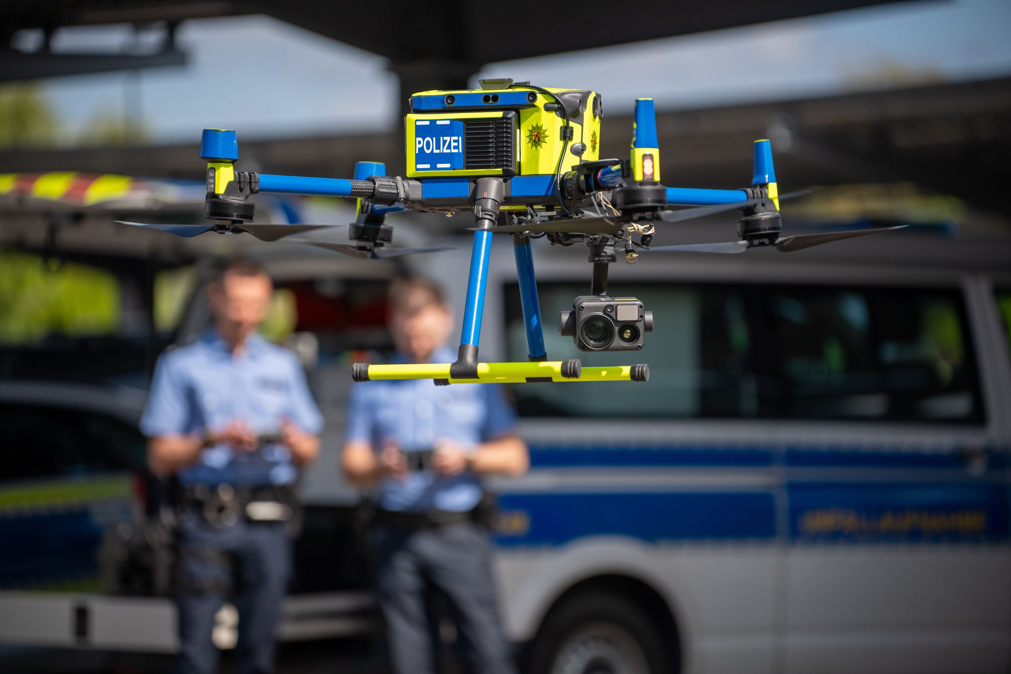 Mit großen Drohnen können die VU-Teams auch Fotos machen, wenn es dunkel wird oder regnet.