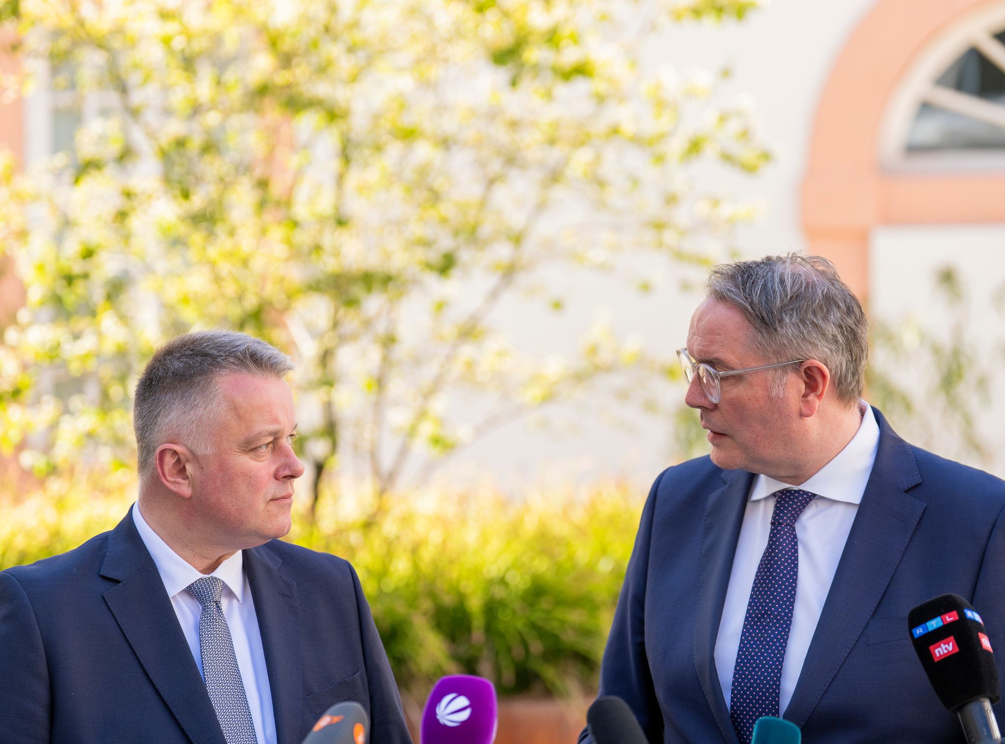 Gordon Schnieder (l, CDU) und Alexander Schweitzer (SPD). Union und Sozialdemokraten wollen die neue Landesregierung in Rheinland-Pfalz stellen. (Archivbild)