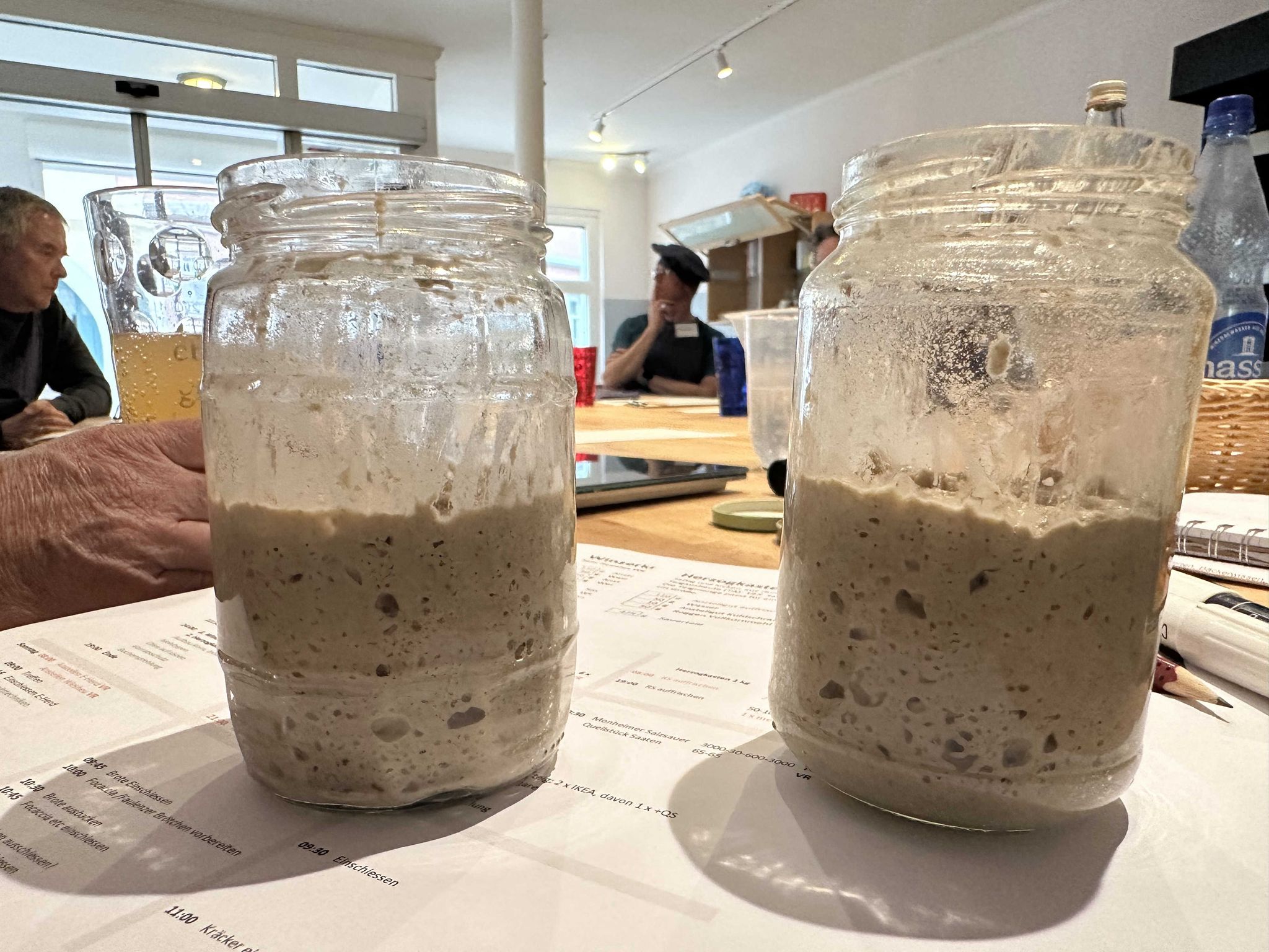 Damit fängt alles an: Erst muss das so genannte Anstellgut - eine Mischung aus  Mehl und Wasser - aufgefrischt werden und sein Volumen verdoppeln, bevor zwölf Stunden später der eigentliche Sauerteig zubereitet werden kann. 