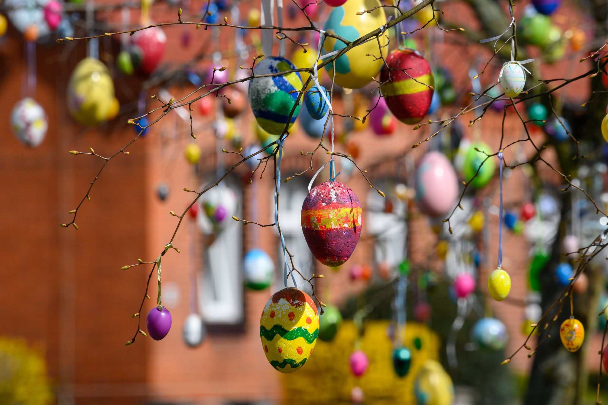 Es muss nicht immer das hängende Ei sein, in Horhausen im Westerwald ist das fliegende Osterei hoch im Kurs. (Archivfoto)