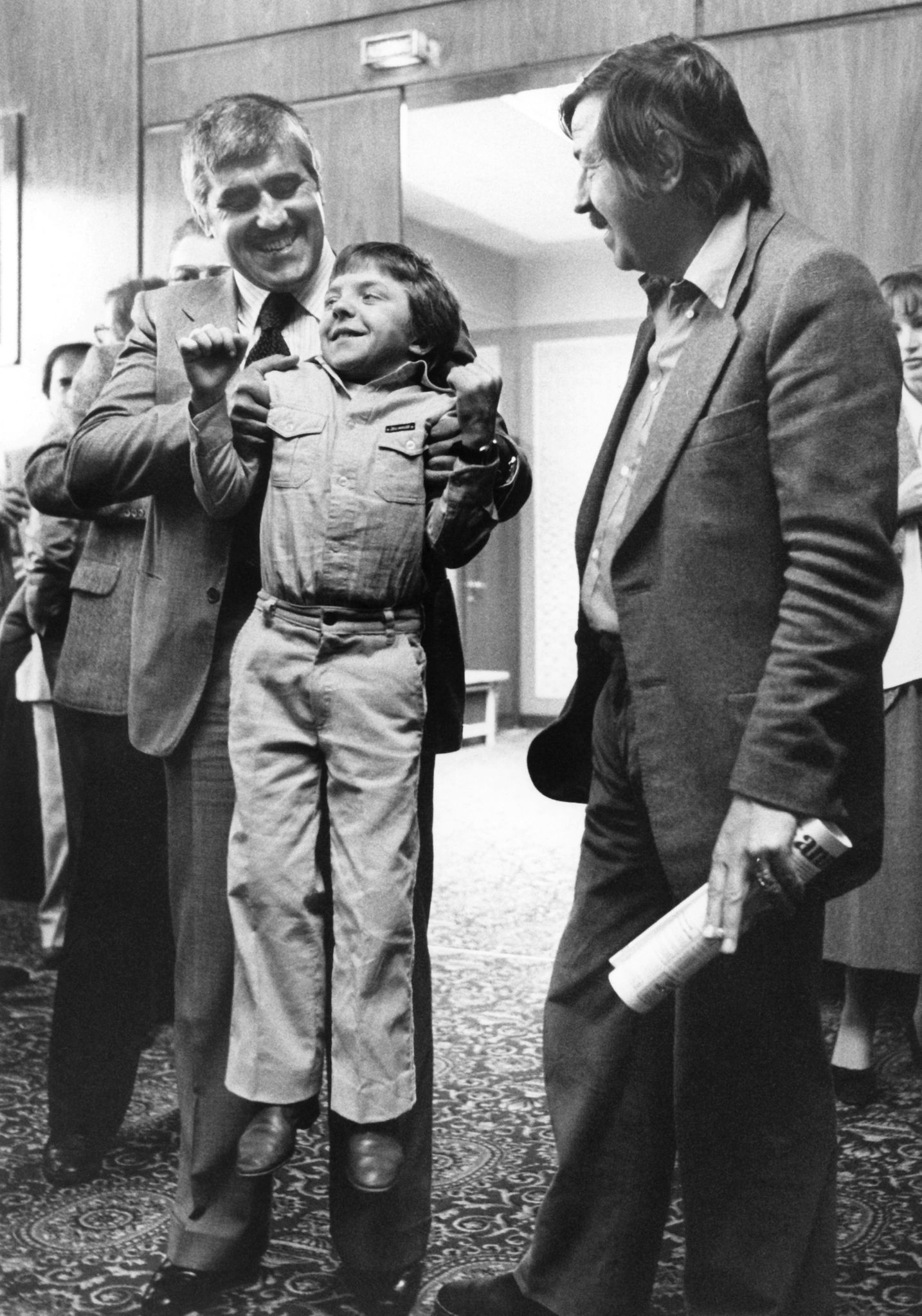 Adorf hebt den damals 12-jährigen Hauptdarsteller von "Die Blechtrommel" hoch. (Archivbild)  