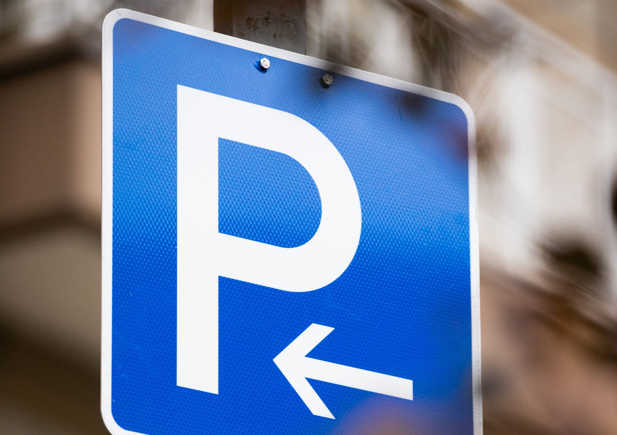 Beim Parken gelten feste Regeln. (Symbolbild)