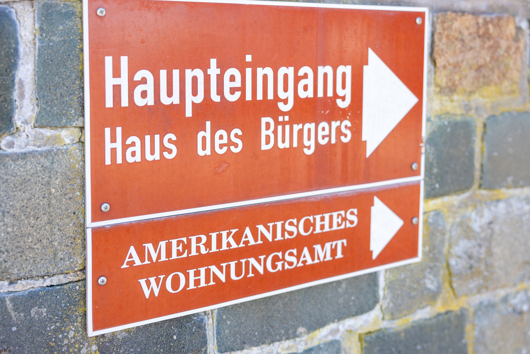 Viele Schilder in Ramstein zeugen von der Verbundenheit zwischen Deutschen und US-Amerikanern.