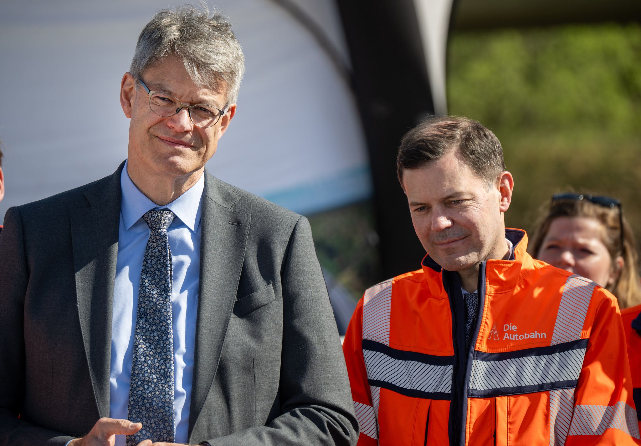 Schnieder (l.) informierte sich gemeinsam mit Autobahn AG Vorstand Güntner über die Arbeiten vor Ort.