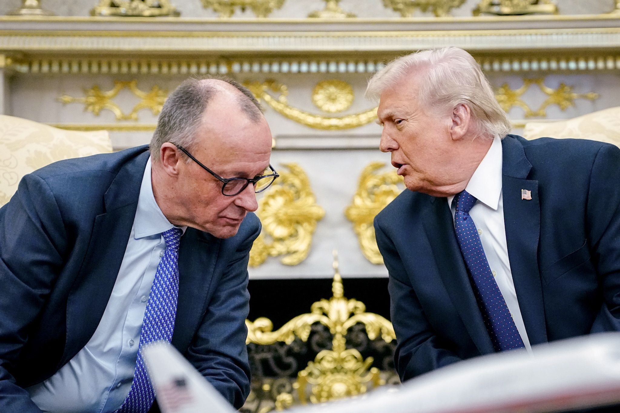 Trumps (r) Ankündigung folgt auf deutliche Kritik des US-Präsidenten an Bundeskanzler Friedrich Merz (CDU, l). (Archivbild)