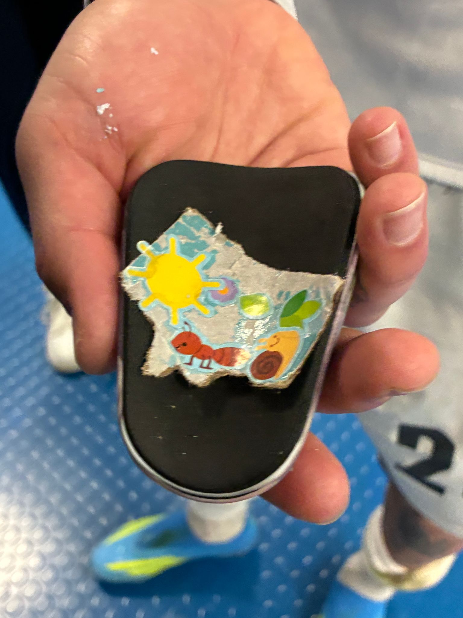 Der Mainzer Doppeltorschütze Phillip Tietz zeigt seinen Glücksbringer.