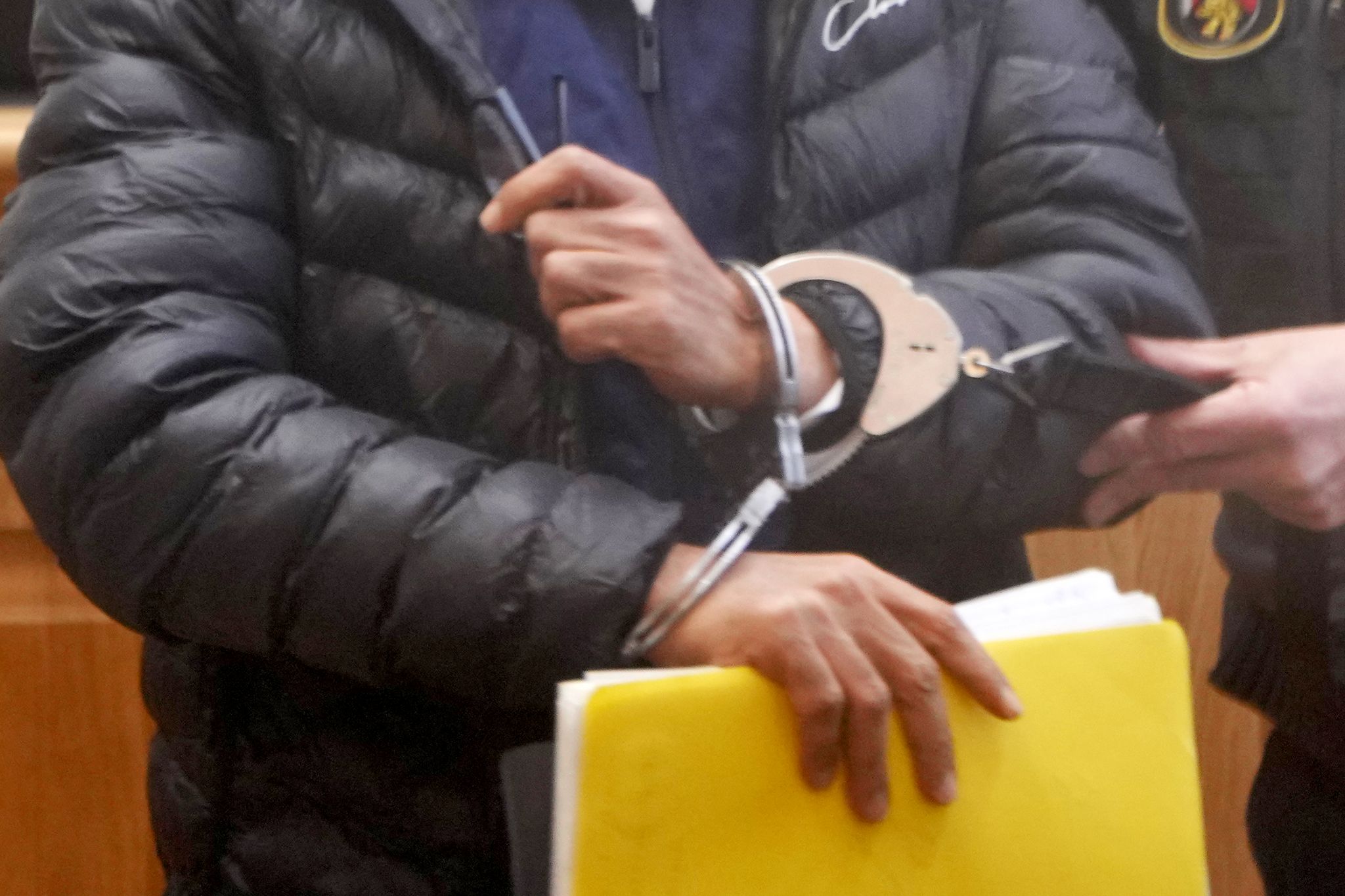 Der Angeklagte sitzt seit Mai 2025 in Untersuchungshaft. 