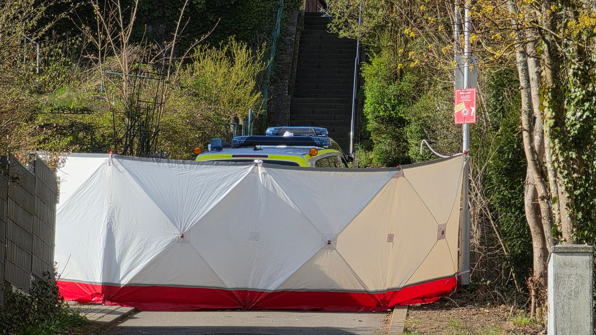 Ein Sichtschutz verdeckt die Arbeiten am Ort des Einsatzes.