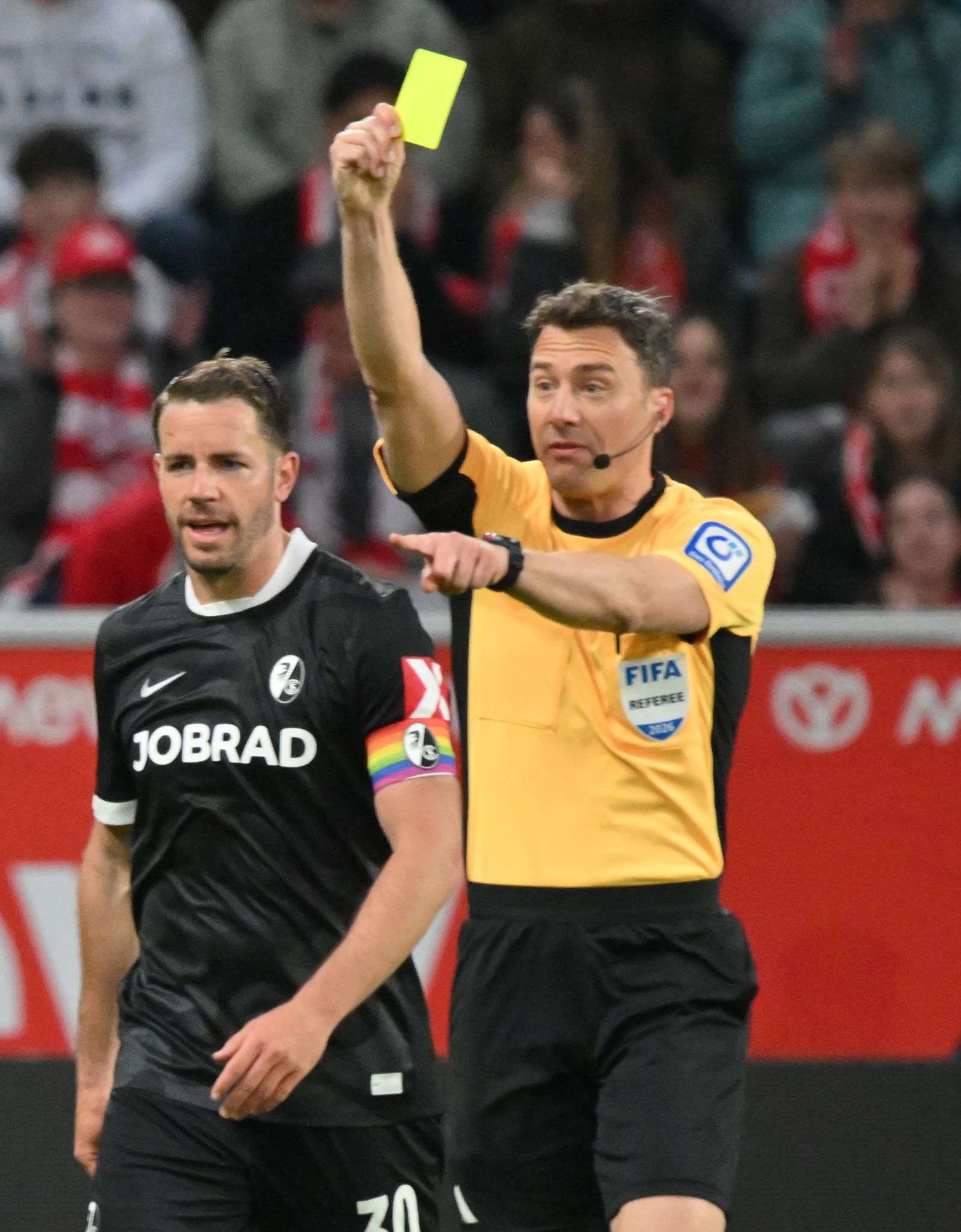 Gelb für Günter: Freiburg debattiert mit Schiedsrichter Felix Zwayer.