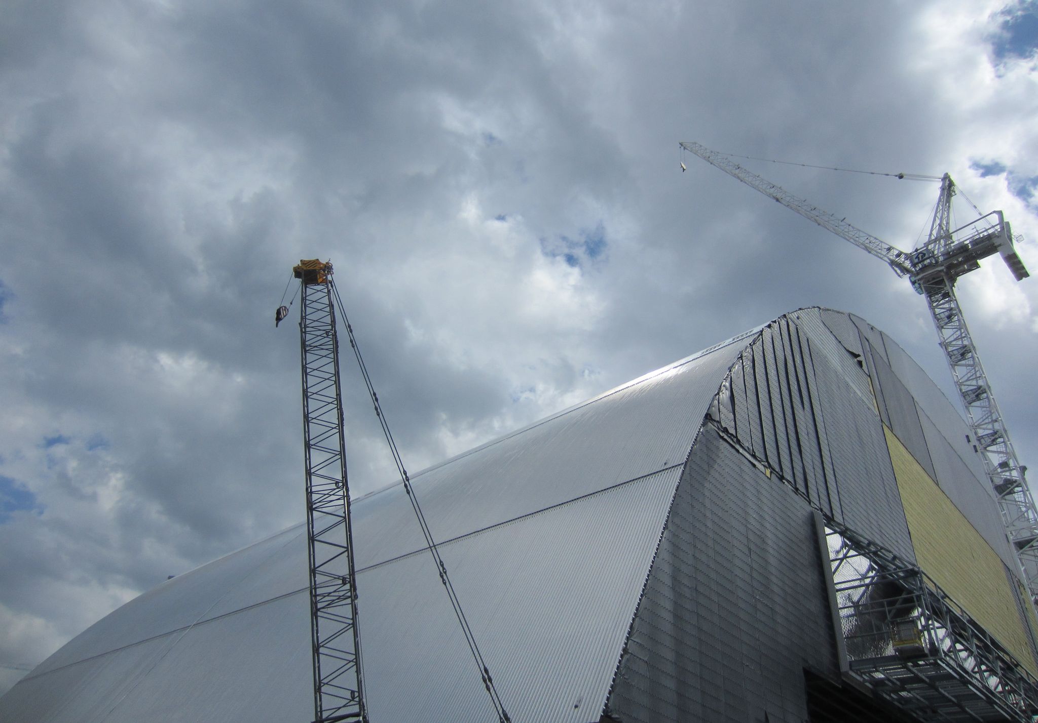 Aufwendig wurde 2016 eine neue Schutzhülle für den Katastrophenreaktor montiert. (Archivbild)