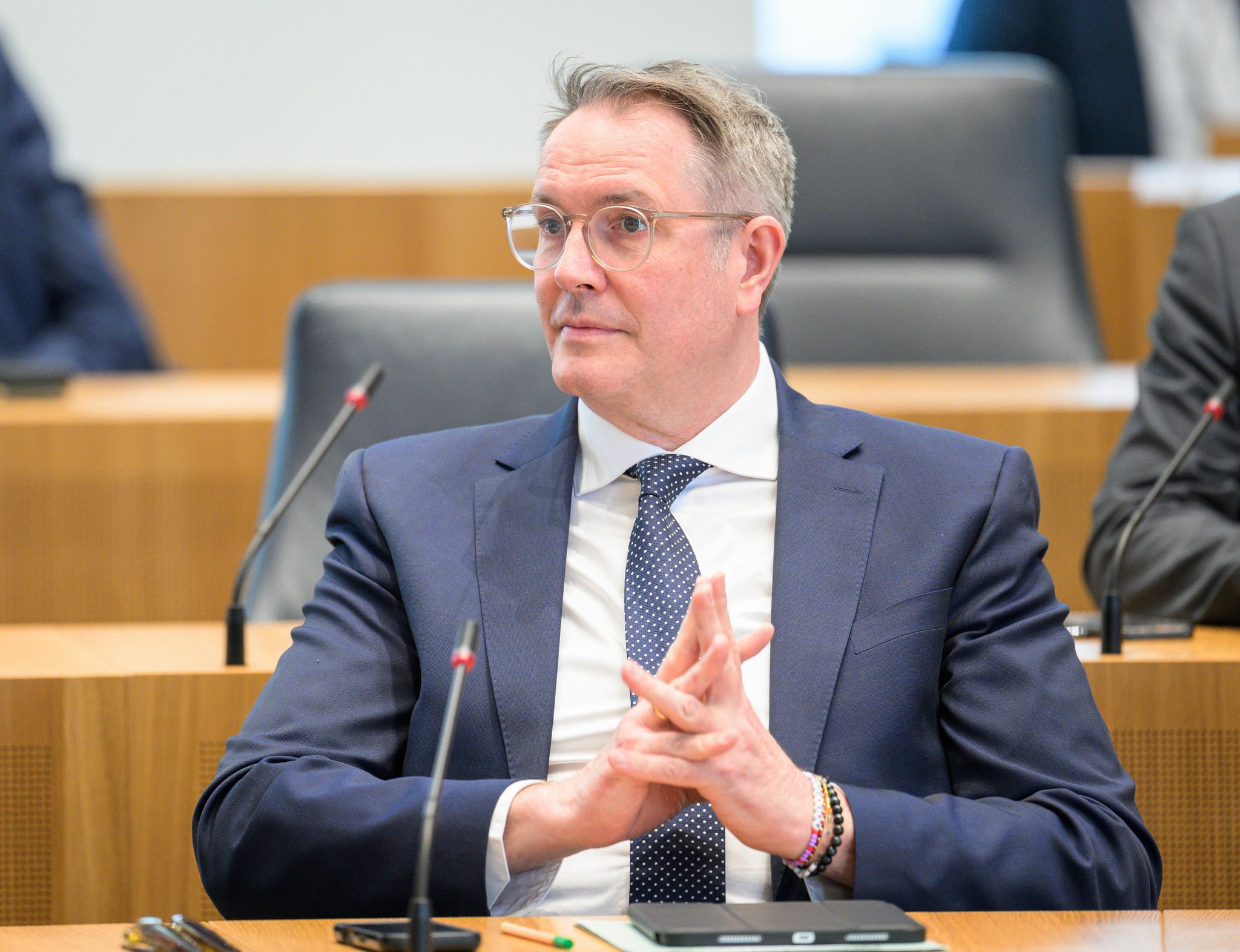 Der noch amtierende Ministerpräsident Alexander Schweitzer (SPD) beobachtete die Sondersitzung des Landtags zur Verfassungsänderung. 