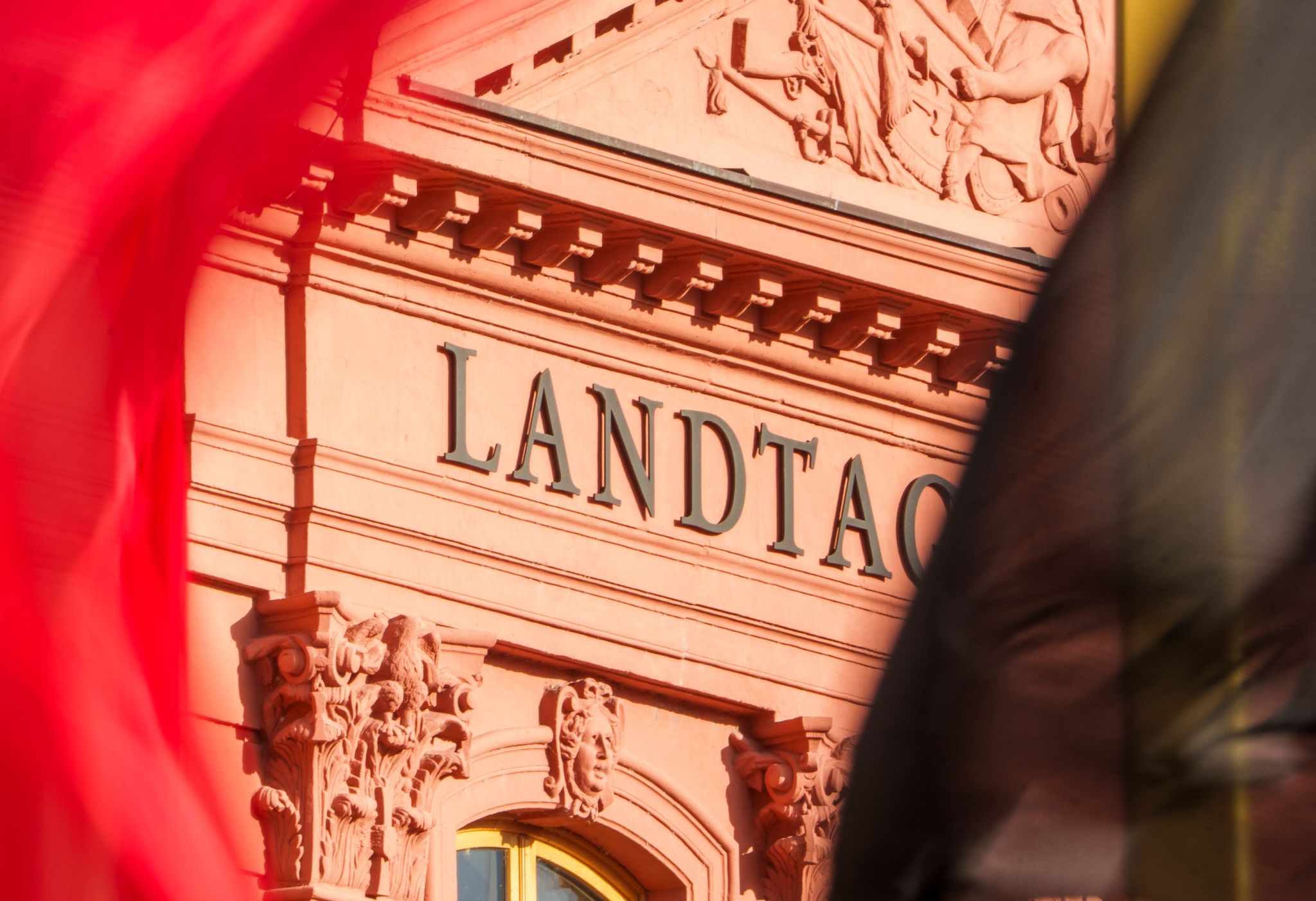 CDU und SPD haben im neuen Landtag eine ausreichende Mehrheit, um gemeinsam die Verfassung zu ändern. (Archivbild)