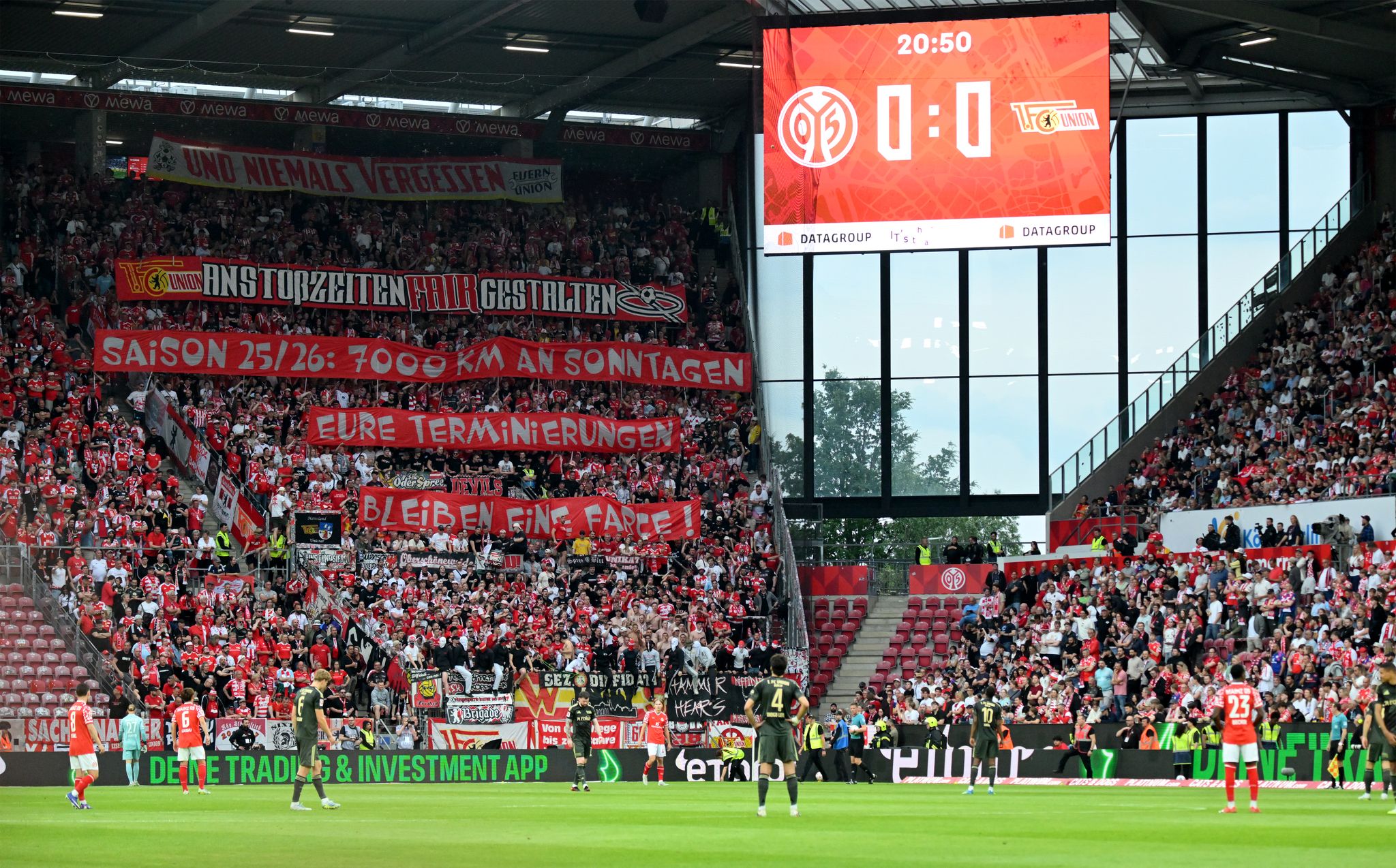 Union-Anhänger protestierten mit Tennisbällen gegen die Sonntagsansetzungen in dieser Saison.